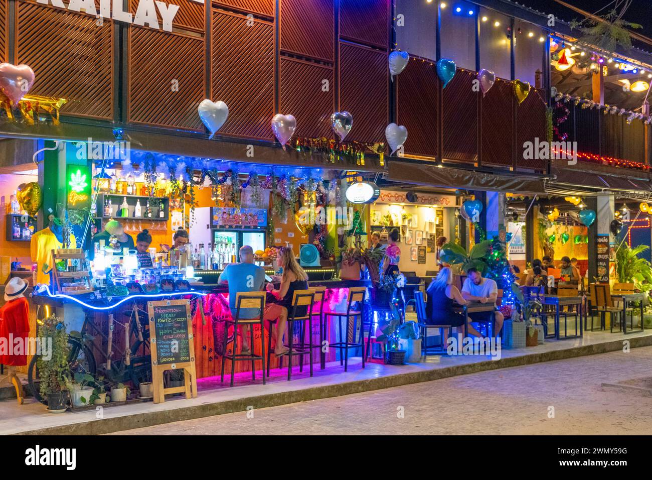 Thailand, Provinz Krabi, West Railay, Nachtbar Stockfoto