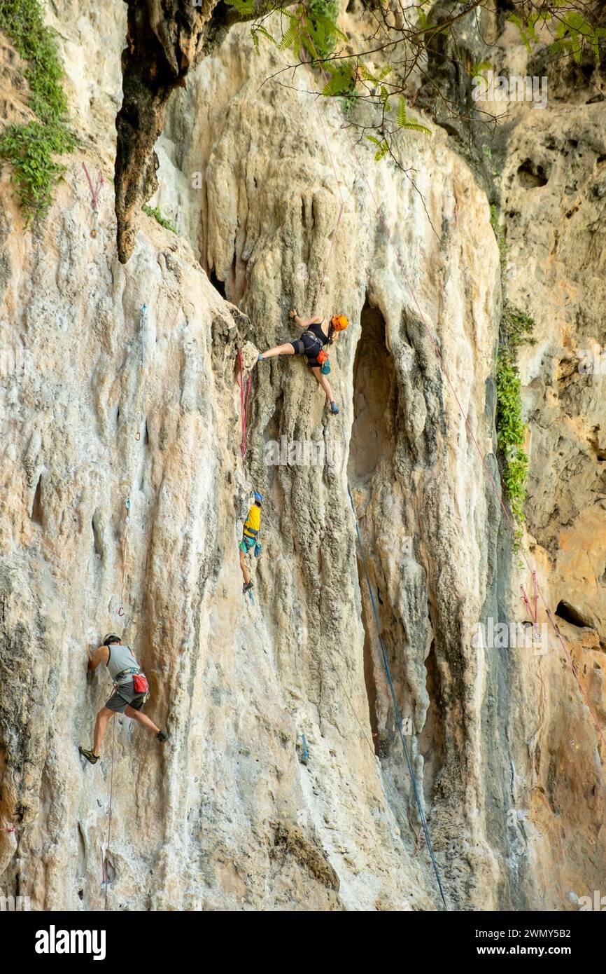 Thailand, Krabi, West Railay, Klettern Stockfoto