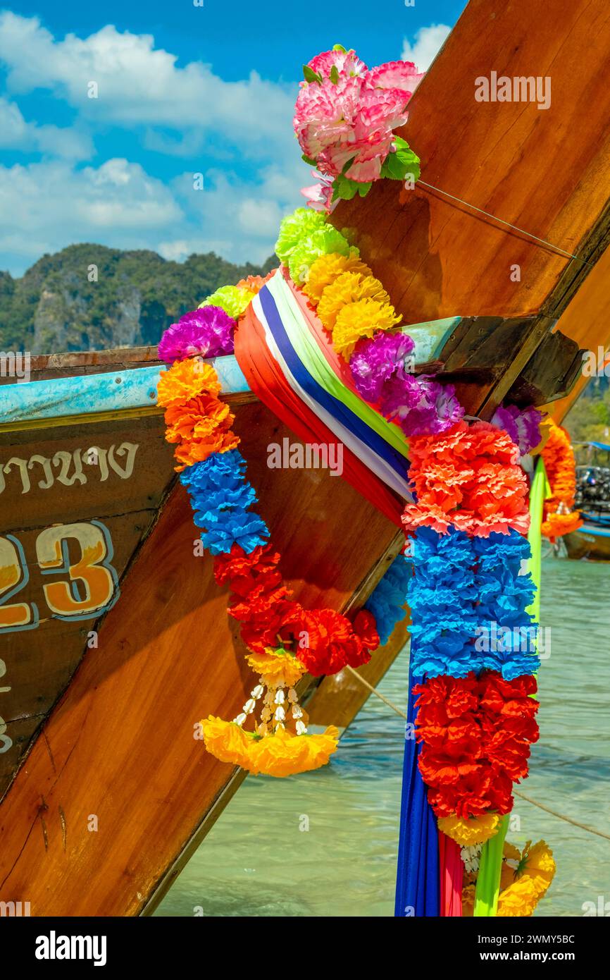 Thailand, Krabi Provinz, West Railay, Langboot, Langboot am Strand Stockfoto