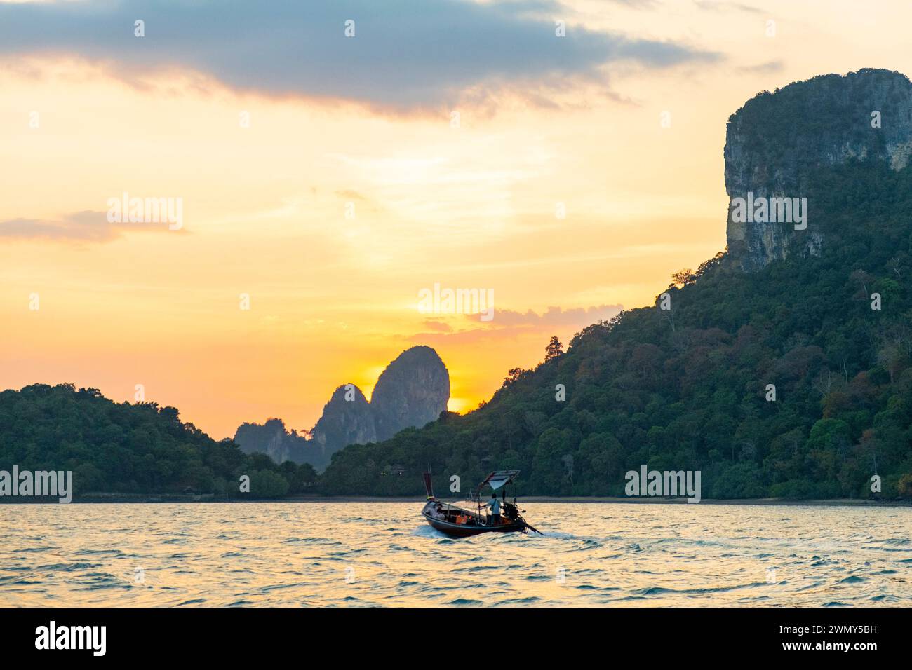 Thailand, Krabi Provinz, Railay, Langboot, Langboot bei Sonnenuntergang Stockfoto