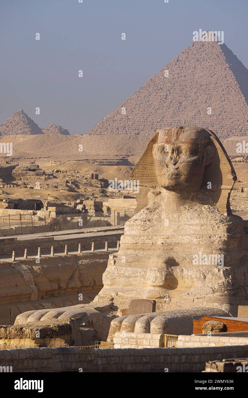 Ägypten, Kairo, Guiza, Memphis und seine Nekropole, die Pyramidenfelder von Gizeh bis Dahshur, die von der UNESCO zum Weltkulturerbe erklärt wurden, die Sphinx- und Menkaure-Pyramide Stockfoto