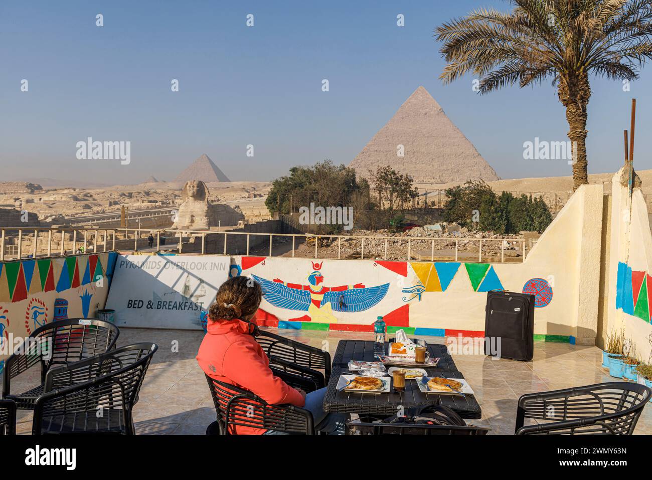 Ägypten, Kairo, Guiza, Memphis und seine Nekropole, die Pyramidenfelder von Gizeh bis Dahshur, die von der UNESCO zum Weltkulturerbe erklärt wurden, Hotelterrasse mit Blick auf die Pyramiden Stockfoto