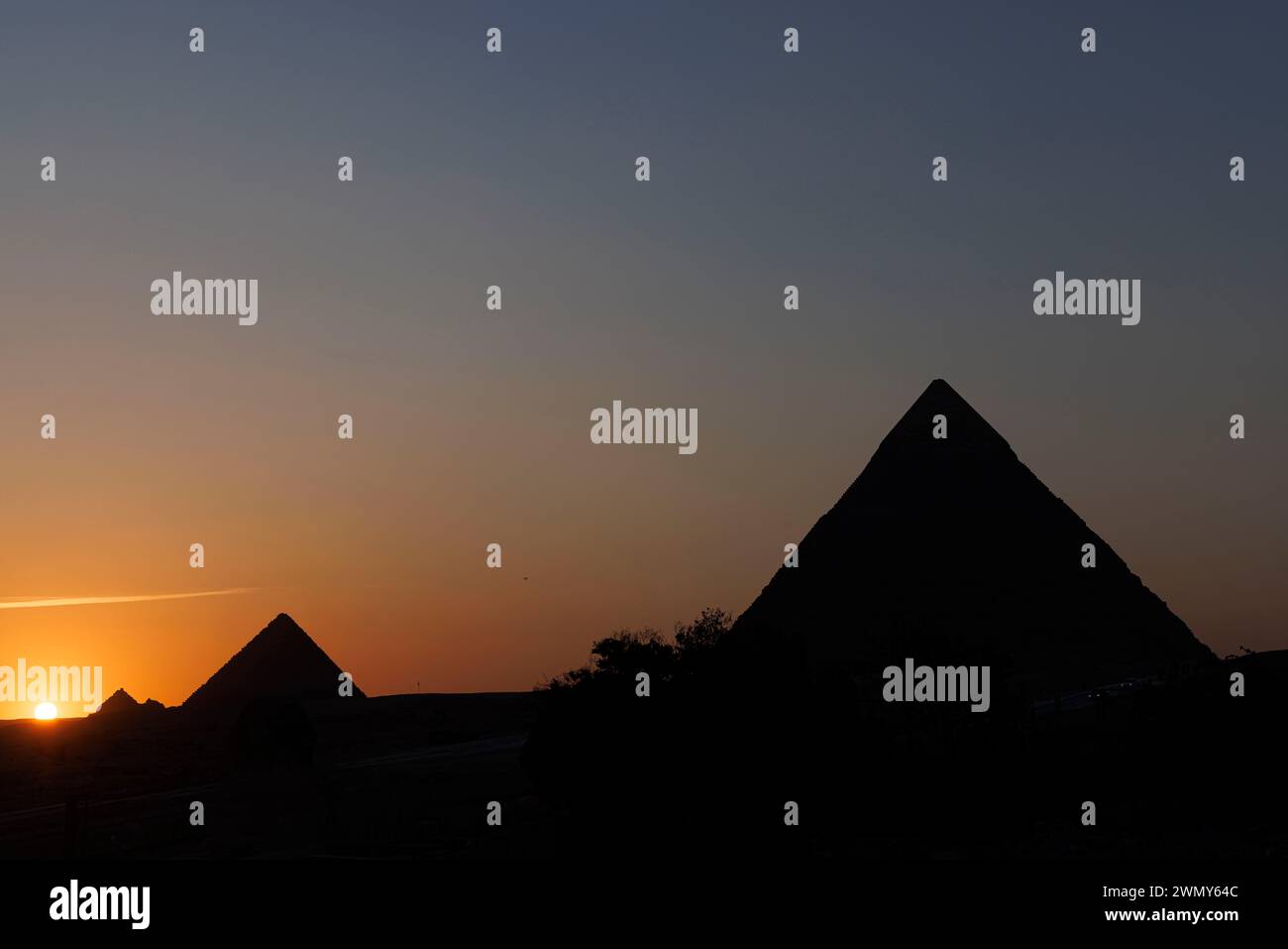 Ägypten, Kairo, Guiza, Memphis und seine Nekropole, die Pyramidenfelder von Gizeh bis Dahshur, die von der UNESCO zum Weltkulturerbe erklärt wurden, Sonnenuntergang auf den Pyramiden von Khephren und Menkaure Stockfoto