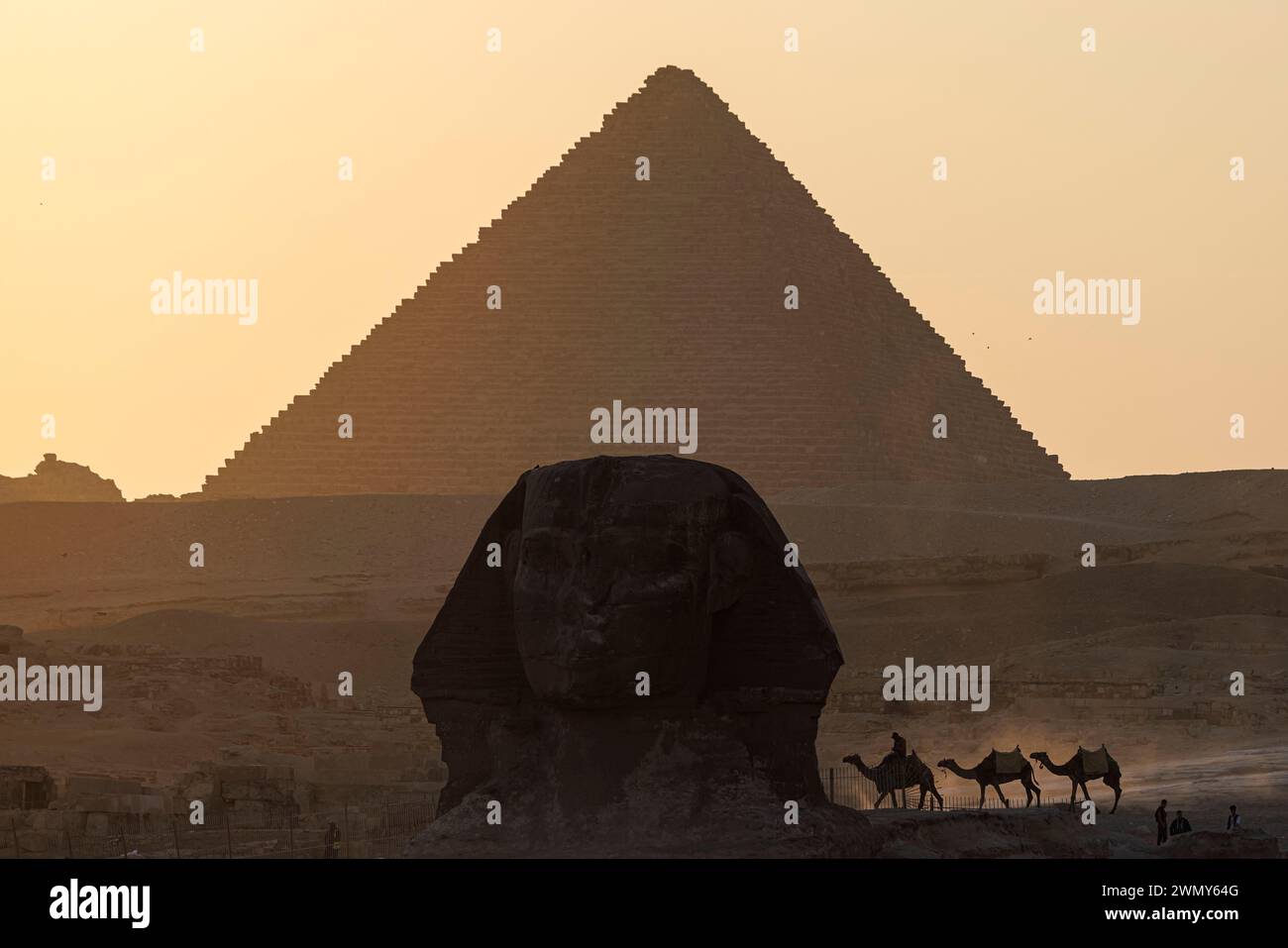Ägypten, Kairo, Guiza, Memphis und seine Nekropole, die Pyramidenfelder von Gizeh bis Dahshur, die von der UNESCO zum Weltkulturerbe erklärt wurden, Sonnenuntergang auf der Sphinx- und Menkaure-Pyramide Stockfoto