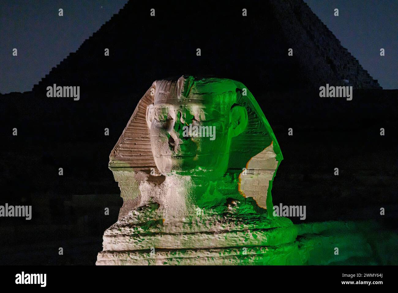 Ägypten, Kairo, Guiza, Memphis und seine Nekropole, die Pyramidenfelder von Gizeh bis Dahshur, die von der UNESCO zum Weltkulturerbe erklärt wurden, Licht- und Sound-Show, die Sphinx- und Menkaure-Pyramide Stockfoto