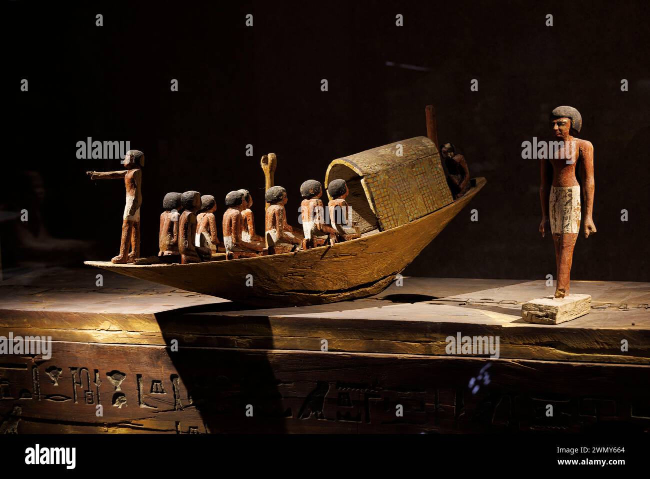 Ägypten, Kairo, Sakkara, Memphis und seine Nekropole, die Pyramidenfelder von Gizeh bis Dahshur, die von der UNESCO zum Weltkulturerbe erklärt wurden, Imhotep Museum, Boot und Statue Stockfoto