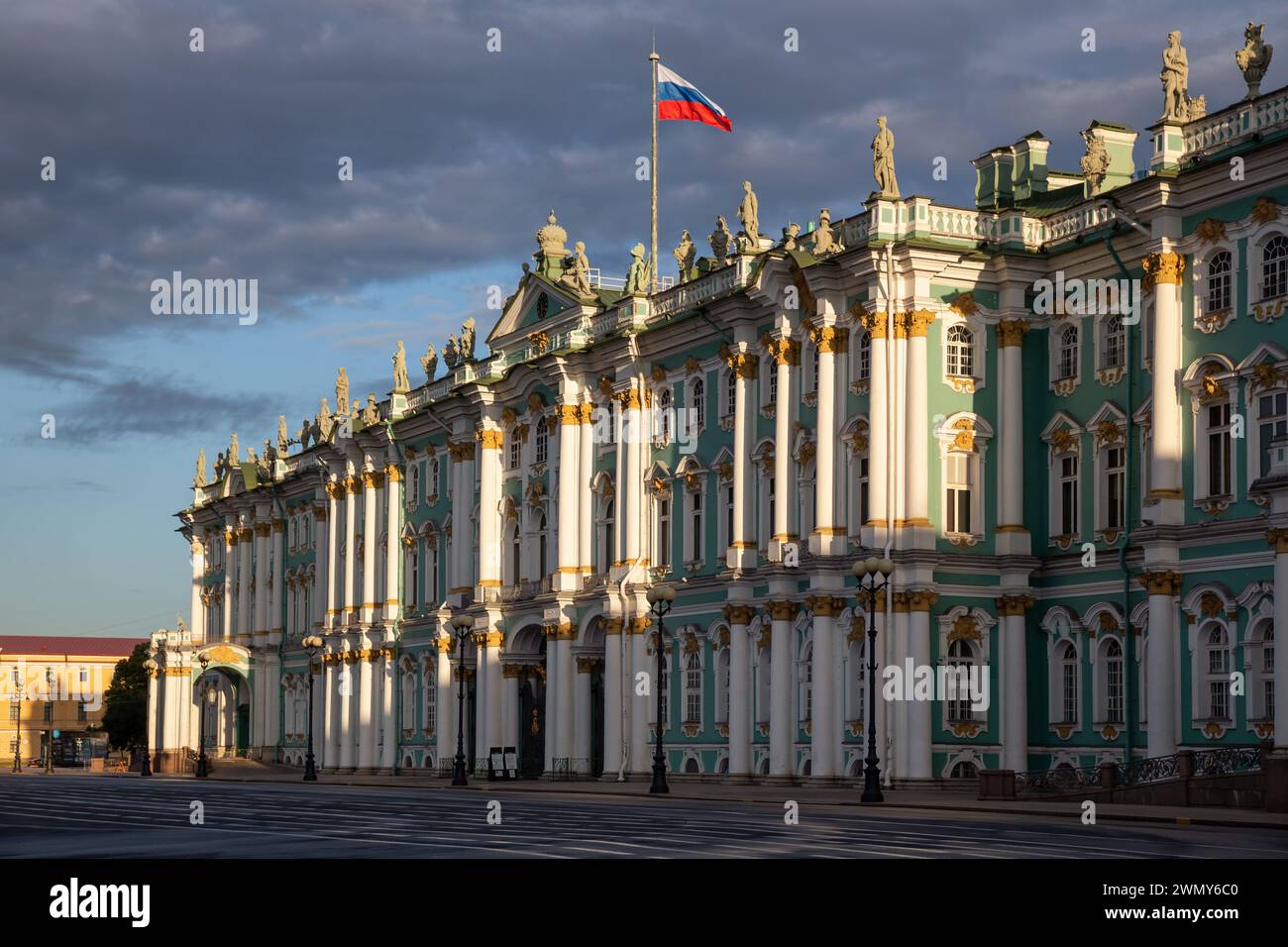 Winterpalast (State Eremitage) am frühen Morgen auf dem verlassenen Palastplatz. Sankt Petersburg, Russland Stockfoto