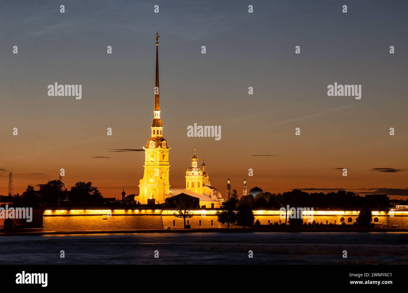 Weiße Nächte in St. Petersburg. Beleuchtete Peter-und-Paul-Festung vor dem Hintergrund des Sonnenuntergangs Stockfoto