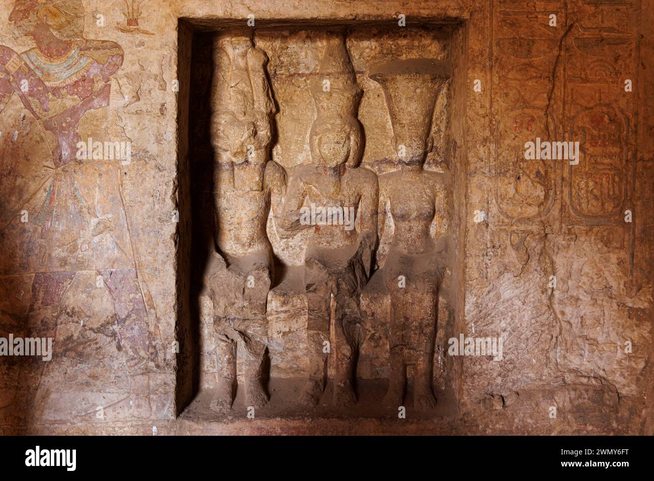 Ägypten, Assuan, nubische Denkmäler von Abu Simbel bis Philae, die von der UNESCO zum Weltkulturerbe erklärt wurden, Tempel Beit el Wally, Khnum, Ramesses II und Anukis Statuen Stockfoto