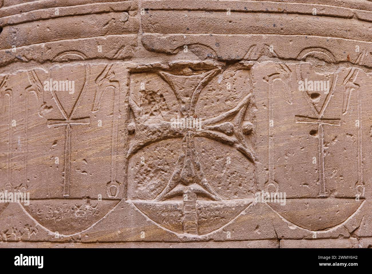 Ägypten, Assuan, nubische Denkmäler von Abu Simbel bis Philae, die von der UNESCO zum Weltkulturerbe erklärt wurden, Isis-Tempel in Philae, Hypostilhalle, Copte-Kreuz und Ankh auf einer Säule Stockfoto