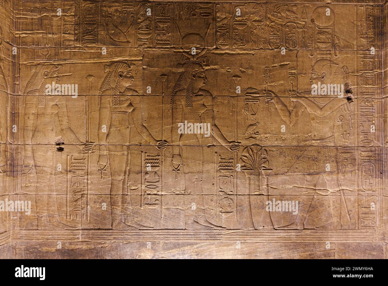 Ägypten, Assuan, nubische Denkmäler von Abu Simbel bis Philae, die von der UNESCO zum Weltkulturerbe erklärt wurden, Isis Tempel in Philae, Heiligtum Raum XI, Ptolemee vor Isis, Mut und Hathor Stockfoto