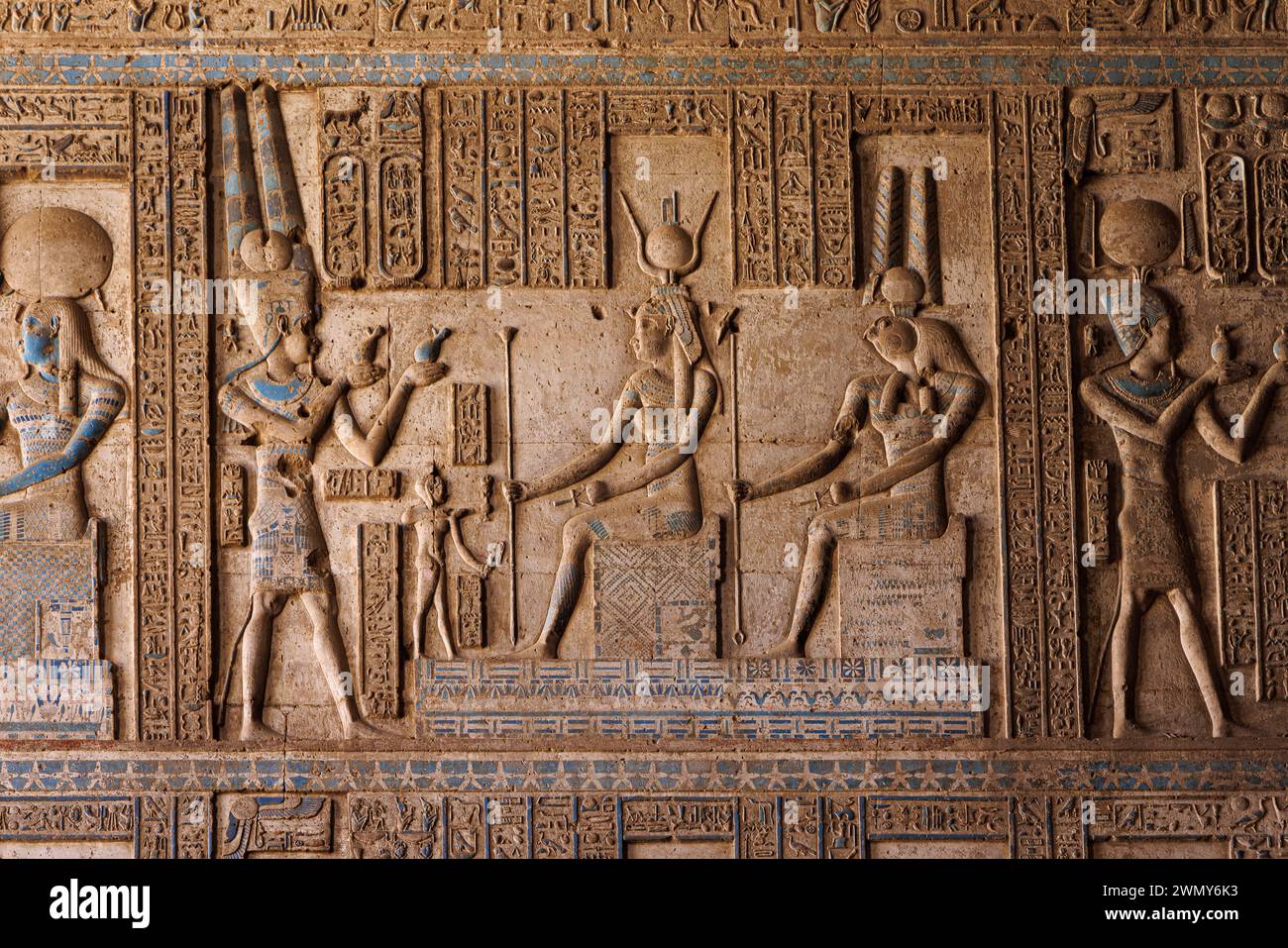 Ägypten, Qena, Dendera, pharaonische Tempel in Oberägypten aus ptolemäischer und römischer Zeit, von der UNESCO zum Weltkulturerbe erklärt, Hathor-Tempel, niedriges Relief Stockfoto