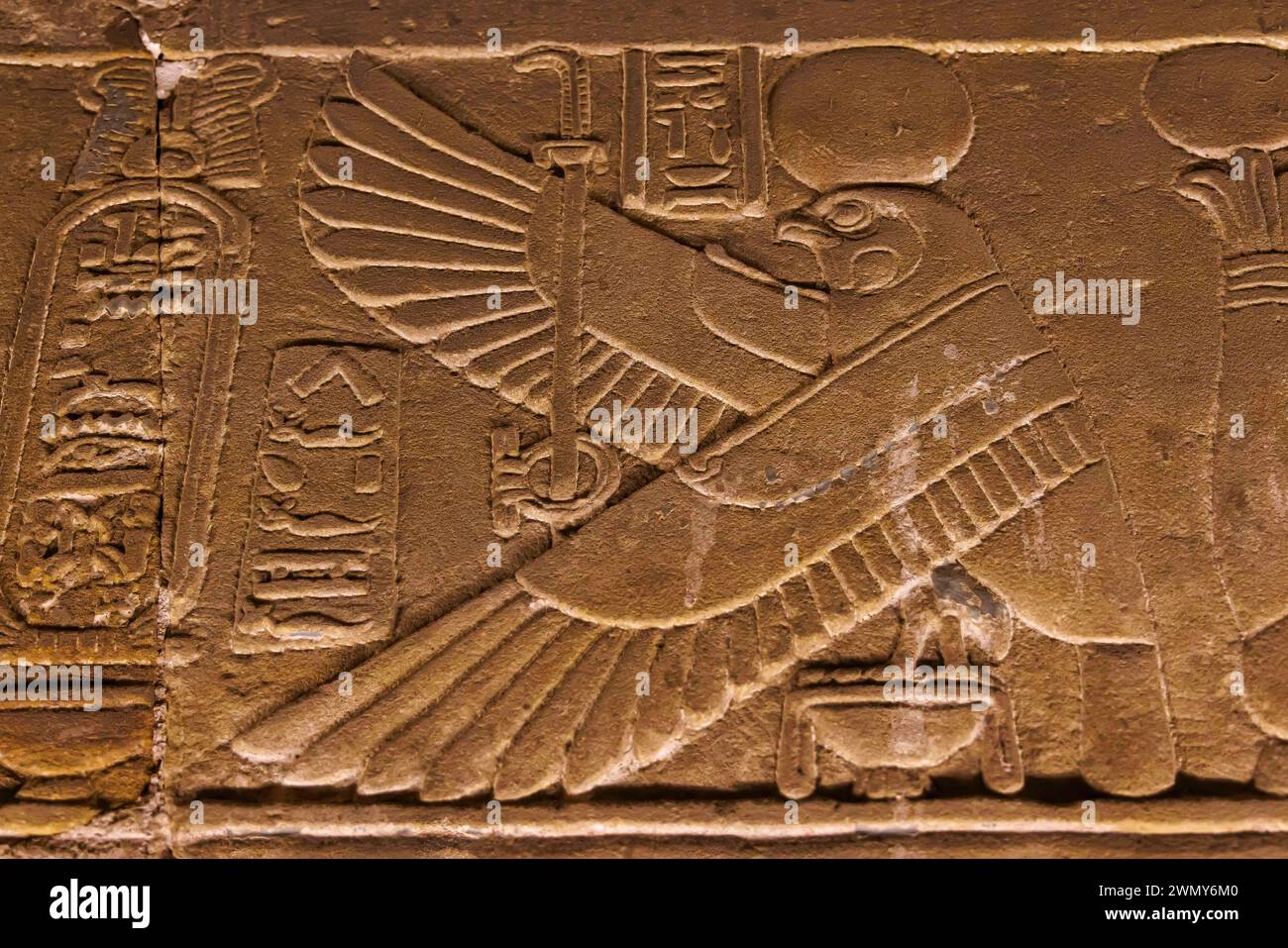 Ägypten, Qena, Dendera, pharaonische Tempel in Oberägypten aus ptolemäischer und römischer Zeit, von der UNESCO zum Weltkulturerbe erklärt, Hathor-Tempel, niedriges Relief der Krypta Stockfoto
