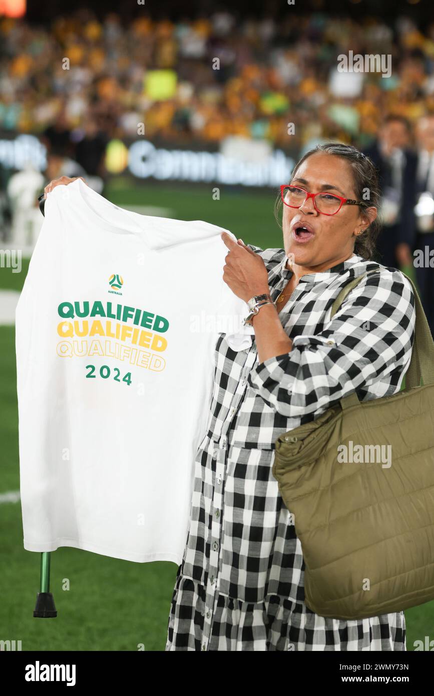 Melbourne, Victoria, Australien. Februar 2024. MELBOURNE, AUSTRALIEN - 28. FEBRUAR: Cathy Freeman feiert nach dem AFC Olympischen Frauenfußball-Turnier Paris 2024 Asien-Qualifikationsrunde 3 zwischen Australien Matildas und Usbekistan am 28. Februar 2024 im Marvel Stadium in Melbourne, Australien. (Kreditbild: © Chris Putnam/ZUMA Press Wire) NUR REDAKTIONELLE VERWENDUNG! Nicht für kommerzielle ZWECKE! Stockfoto