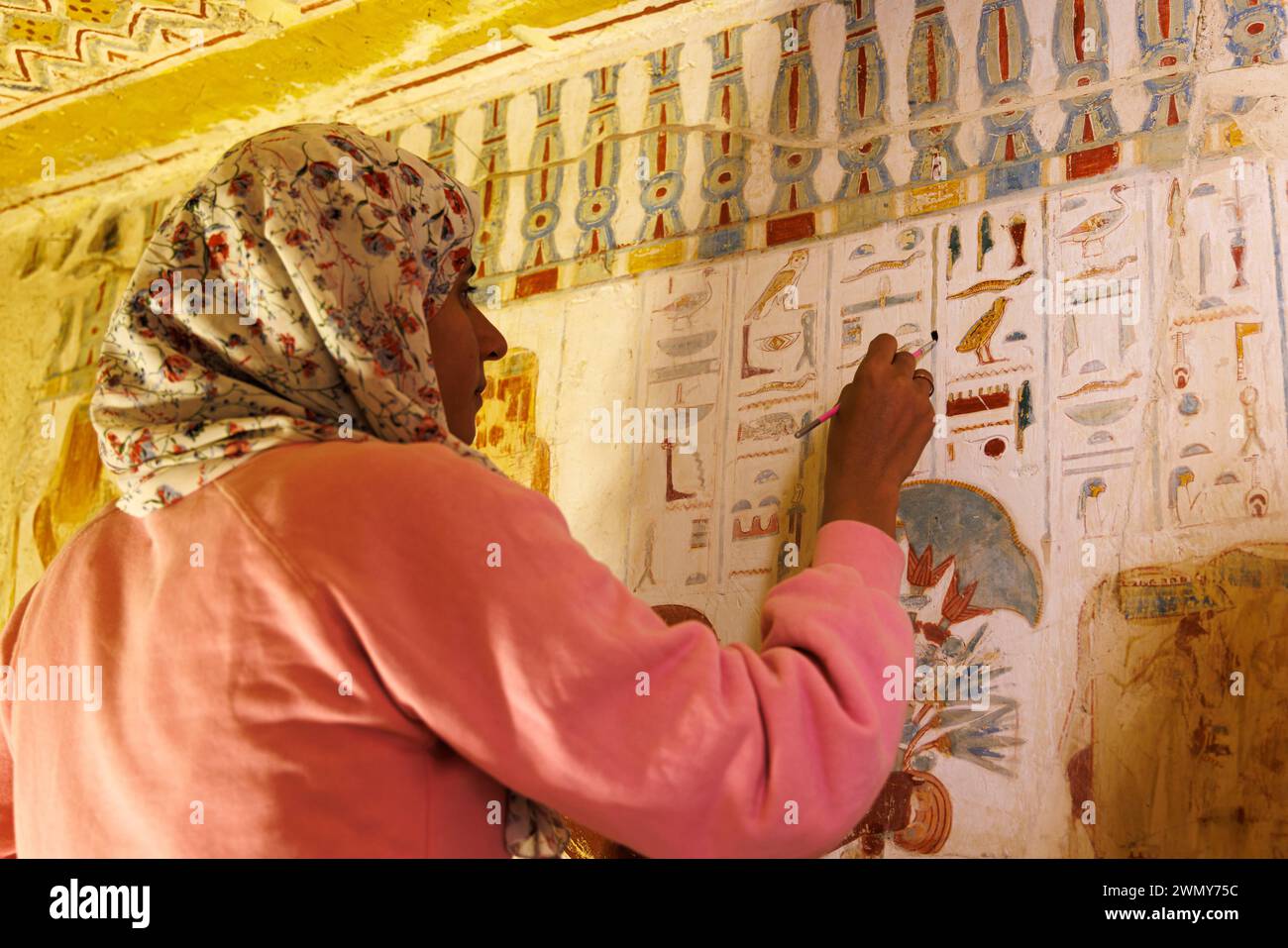 Ägypten, Luxor, das antike Theben mit seiner Nekropole, die von der UNESCO zum Weltkulturerbe erklärt wurde, dem Adelstal, dem Grab 56 von Userhat, der Frau, die einen Schutzlack auf den Gemälden anfügt Stockfoto
