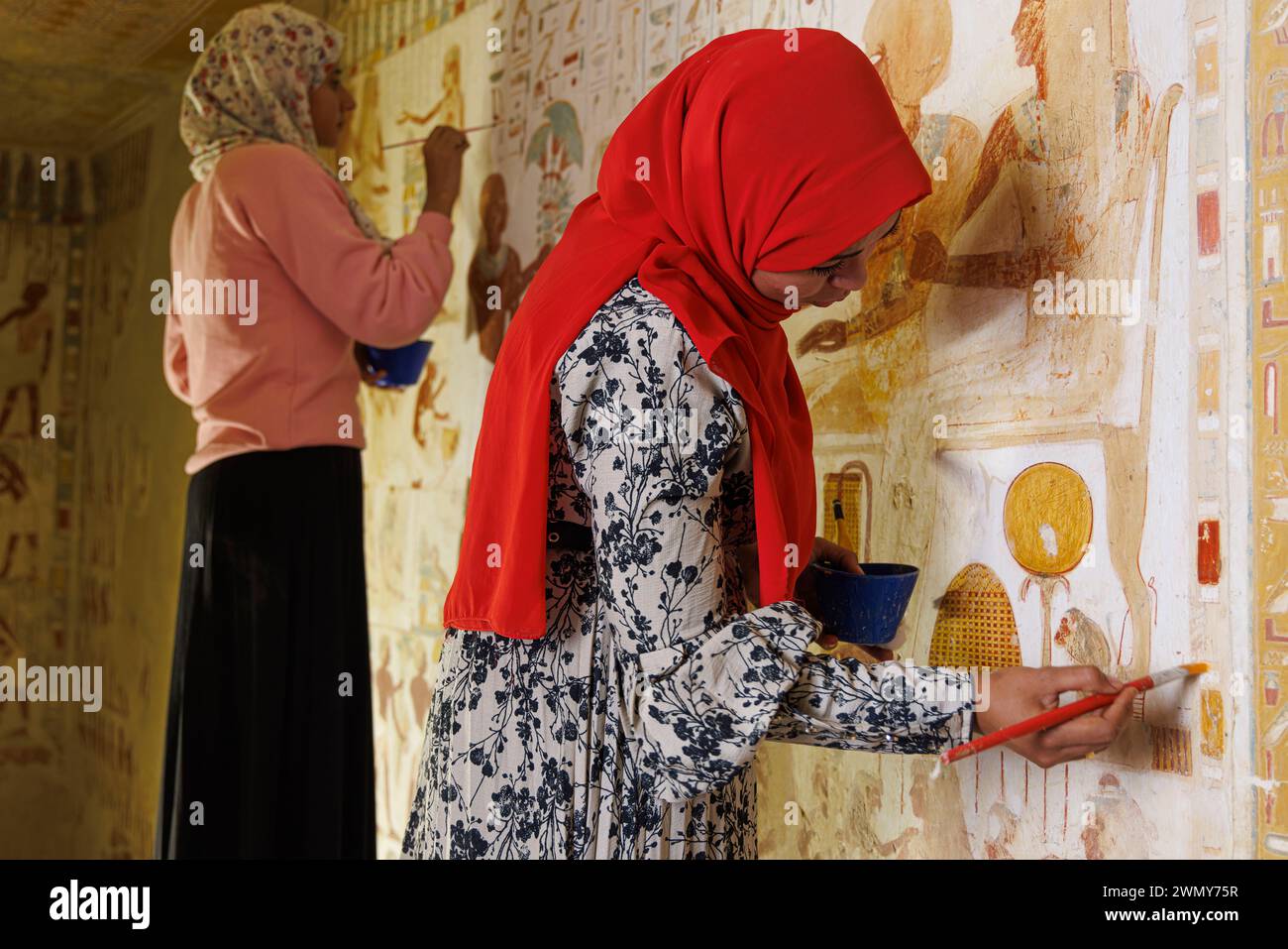 Ägypten, Luxor, das antike Theben mit seiner Nekropole, die von der UNESCO zum Weltkulturerbe erklärt wurde, Adelstal, Userhat-Grab 56, Frauen, die einen Schutzlack auf den Gemälden anbringen Stockfoto