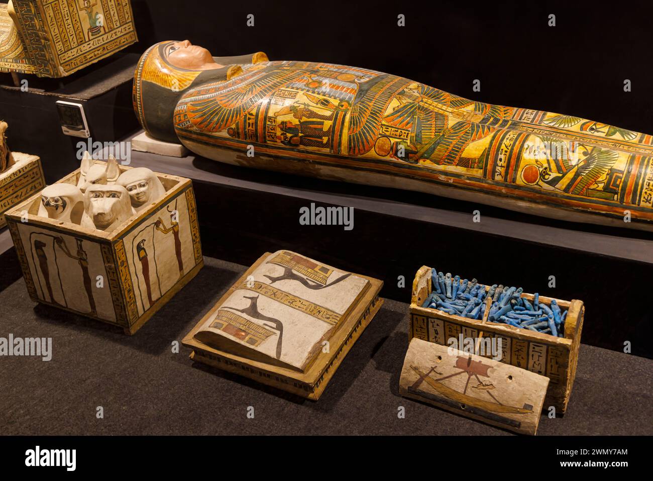 Ägypten, Luxor, das antike Theben mit seiner Nekropole, die von der UNESCO zum Weltkulturerbe erklärt wurde, Luxor Museum, Sarkophag und Objekten, die für die Mumie im Grab notwendig sind Stockfoto