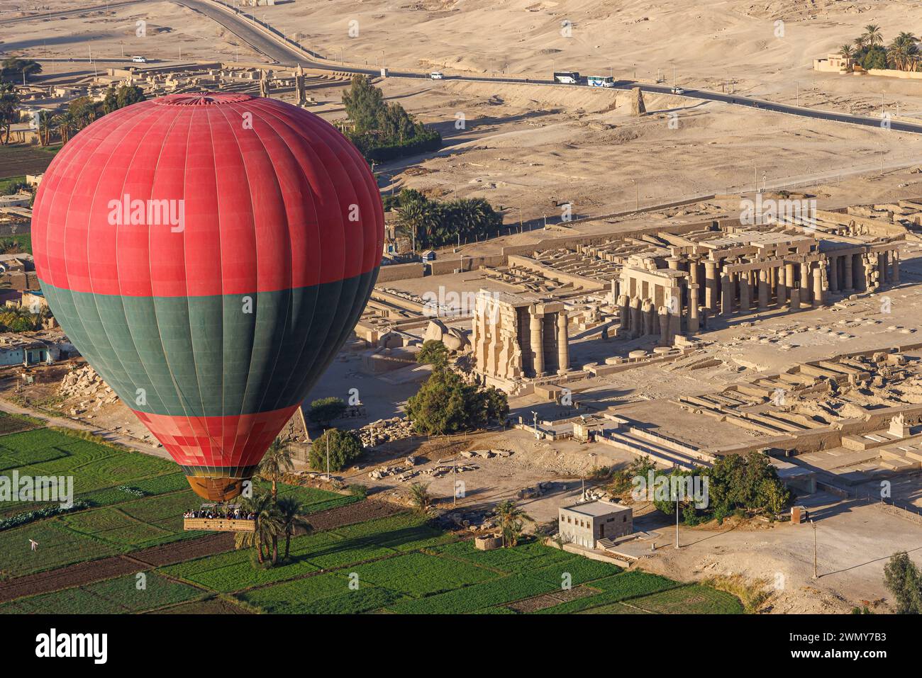 Ägypten, Luxor, das antike Theben mit seiner Nekropole, die von der UNESCO zum Weltkulturerbe erklärt wurde, Heißluftballon über dem Ramasseum Ramesses II Tempel (aus der Vogelperspektive) Stockfoto