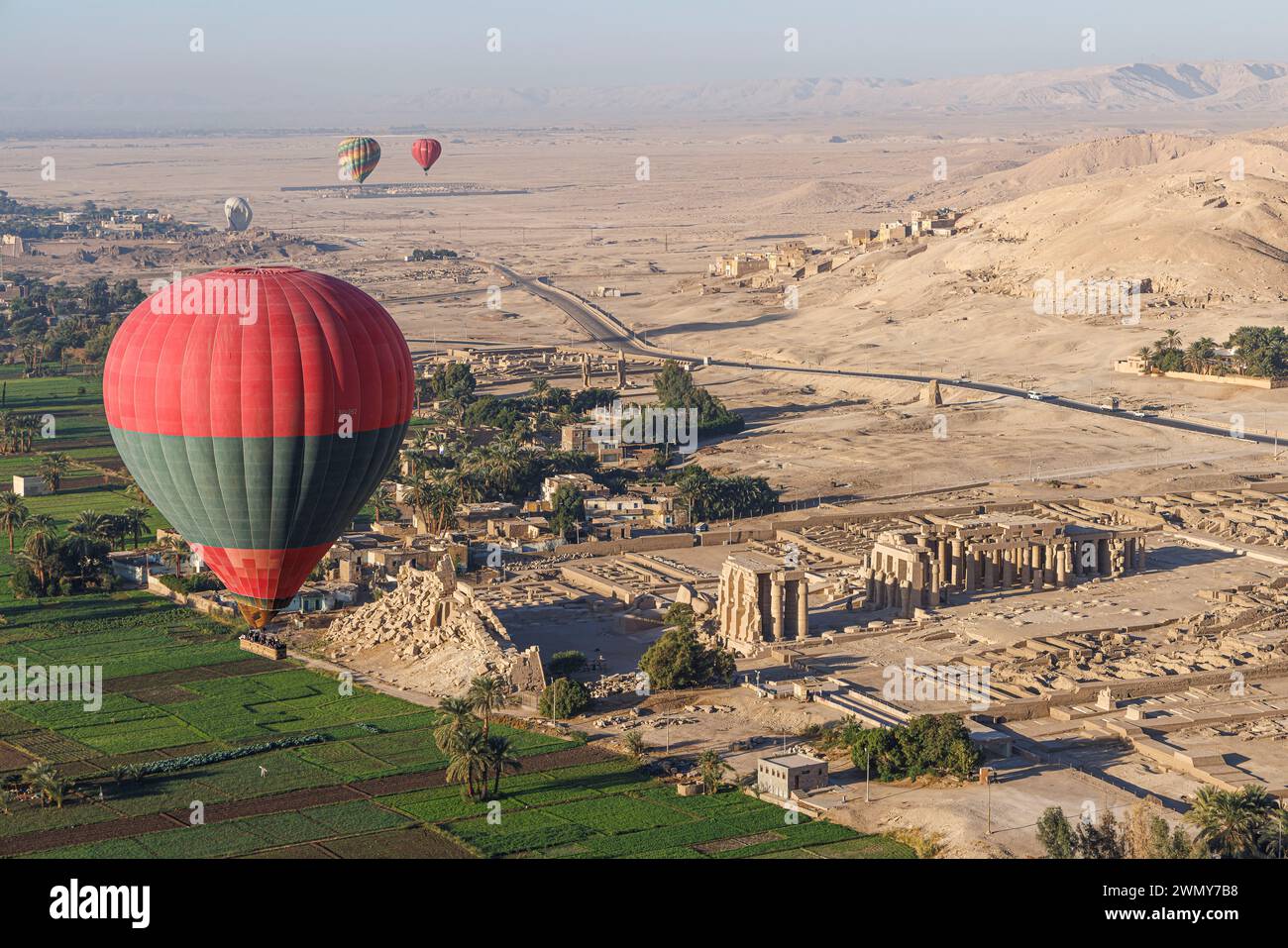 Ägypten, Luxor, das antike Theben mit seiner Nekropole, die von der UNESCO zum Weltkulturerbe erklärt wurde, Heißluftballon über dem Ramasseum Ramesses II Tempel (aus der Vogelperspektive) Stockfoto