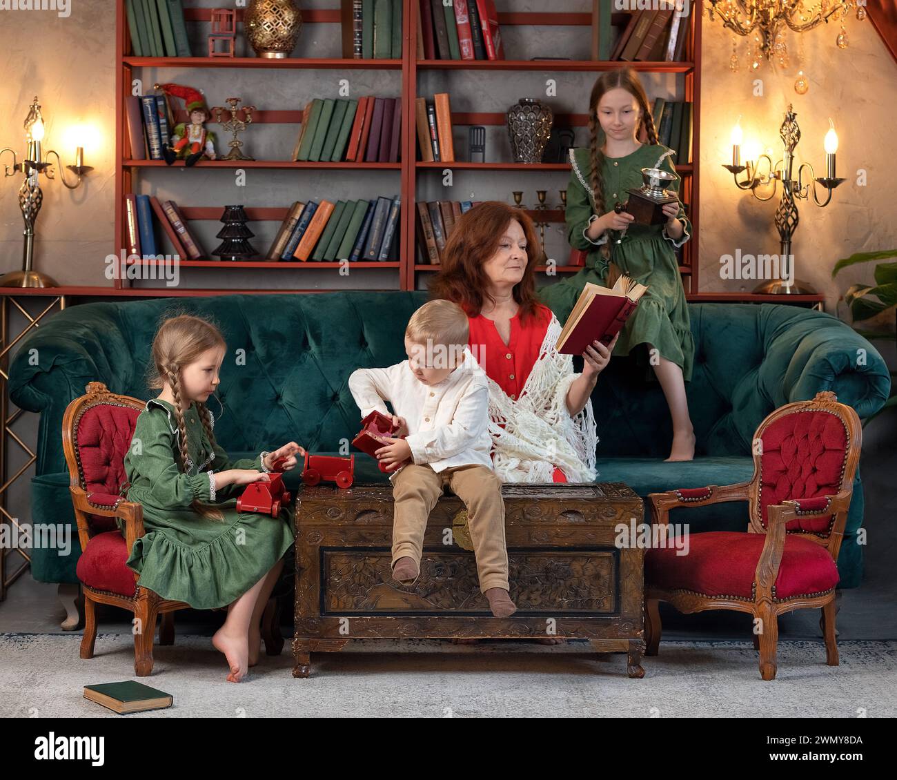 Glückliche Oma und Enkel lesen zusammen Buch und haben Spaß zu Hause Stockfoto