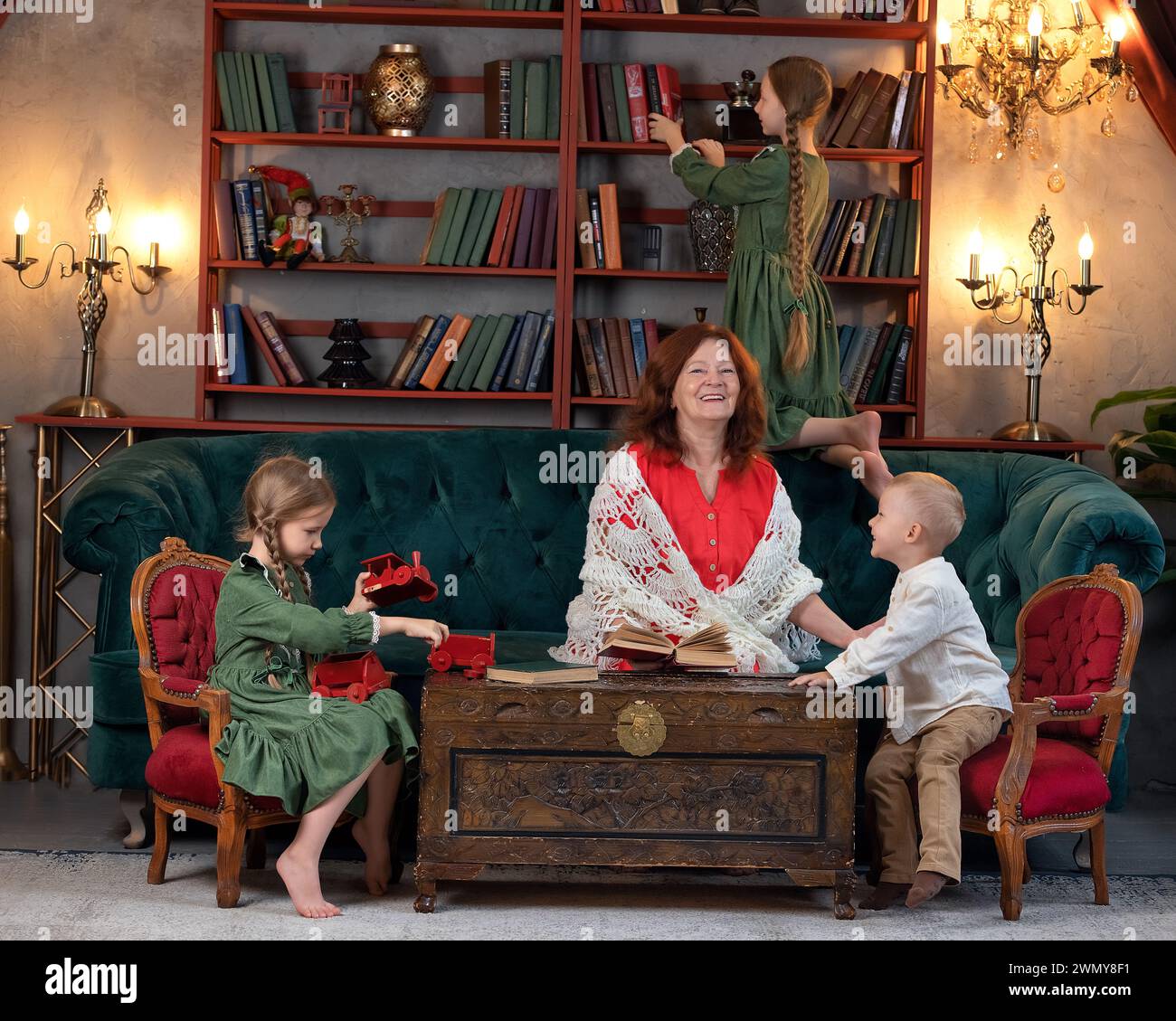 Glückliche Oma und Enkel lesen zusammen Buch und haben Spaß zu Hause Stockfoto