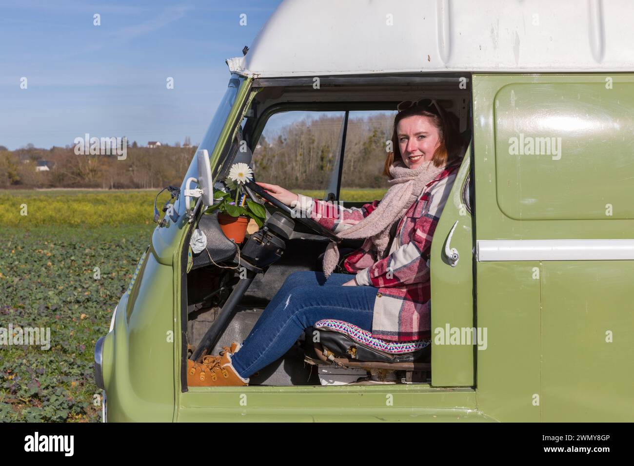 Frankreich, Indre et Loire, Loire-Tal, das von der UNESCO zum Weltkulturerbe erklärt wurde, Civray-de-Touraine, ist Floriane Couton eine reisende Blumenläuferin, die seit 2021 mit ihrem grünen Kurier Flo'wers Butineuses auf den Straßen von Touraine unterwegs ist Stockfoto