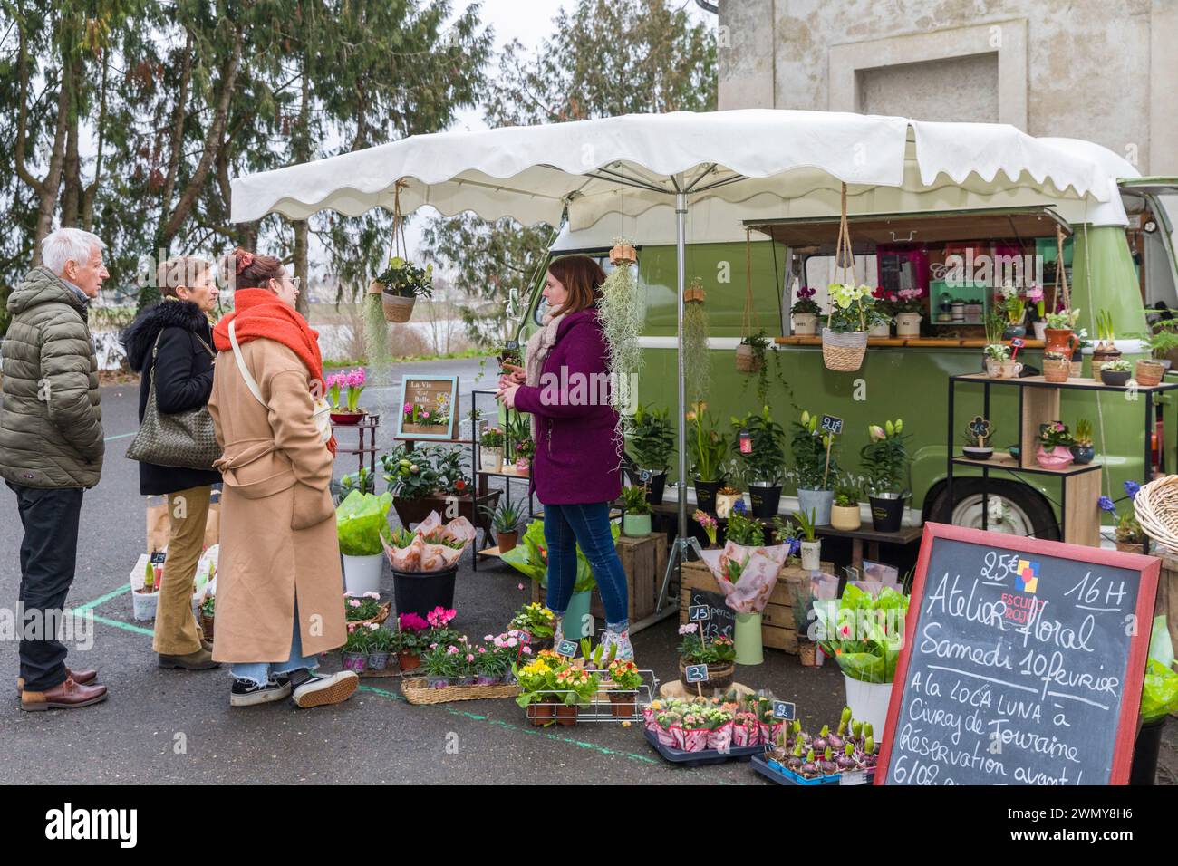 Frankreich, Indre et Loire, Loire-Tal, das von der UNESCO zum Weltkulturerbe erklärt wurde, Amboise, ist Floriane Couton eine Reisende Floristin, die seit 2021 die Straßen von Touraine bereist, mit ihrem grünen Kurier, der Flo'wers Butineuses signiert hat Stockfoto