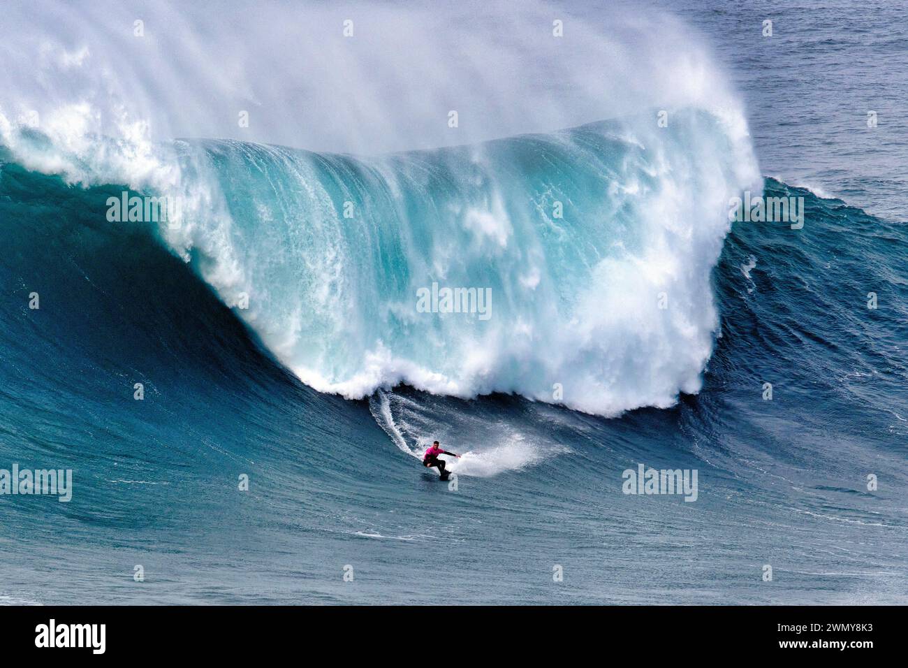 Portugal, Estremadura, Nazaré, Big Wave Challenge, Surfwettbewerb auf den riesigen Wellen von Nazaré Clément Rosyero (FRA) Stockfoto