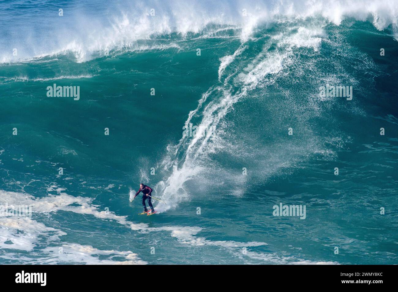 Portugal, Estremadura, Nazaré, Surfen auf den riesigen Wellen von Nazaré - Chuck Patterson (Wellenski) Stockfoto