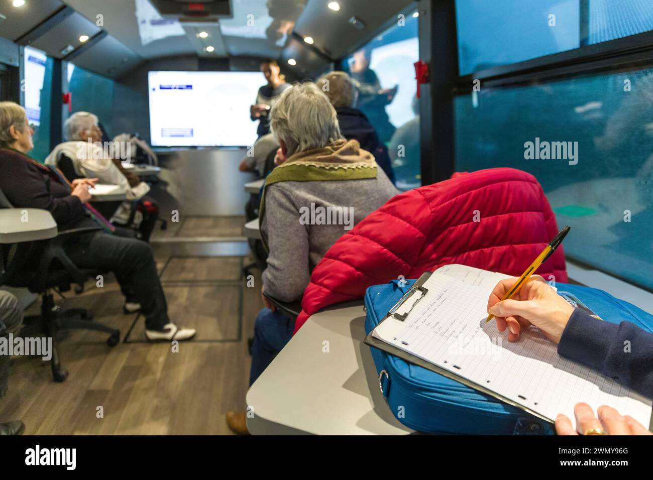 Frankreich, Indre et Loire, Bléré, der digitale Bus fährt die Straßen der Region Center, um Senioren mit Multimedia-Anwendungen vertraut zu machen und die digitale Kluft zu verringern Stockfoto