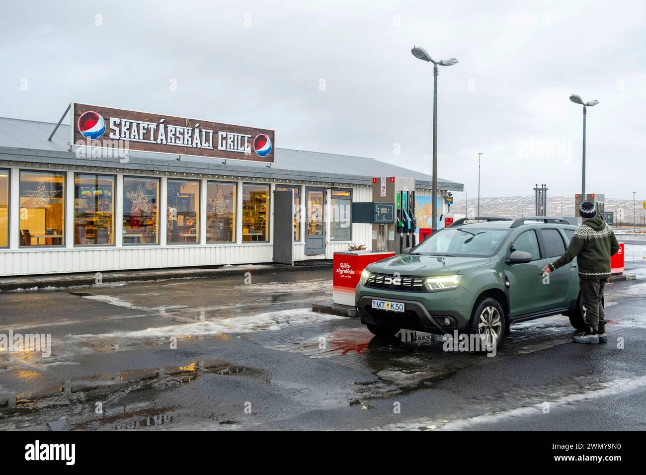 Island, Südküste, Vik, Tankstelle und Skaftarskali Grill Café Stockfoto