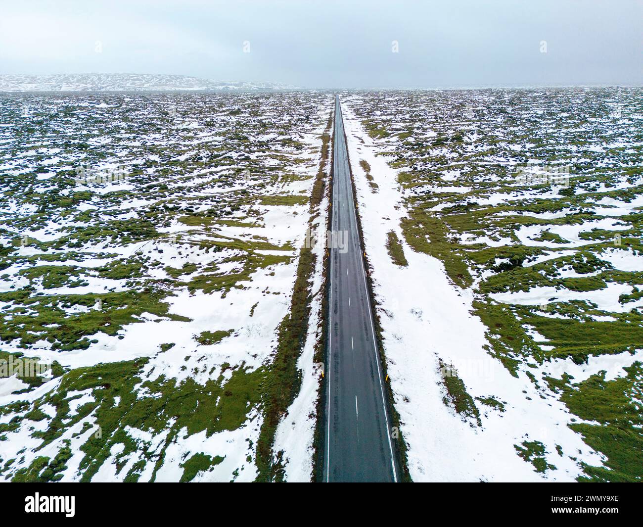 Island, Südisland, Eldhraun, Lavafeld unter dem Schnee (Luftaufnahme) Stockfoto