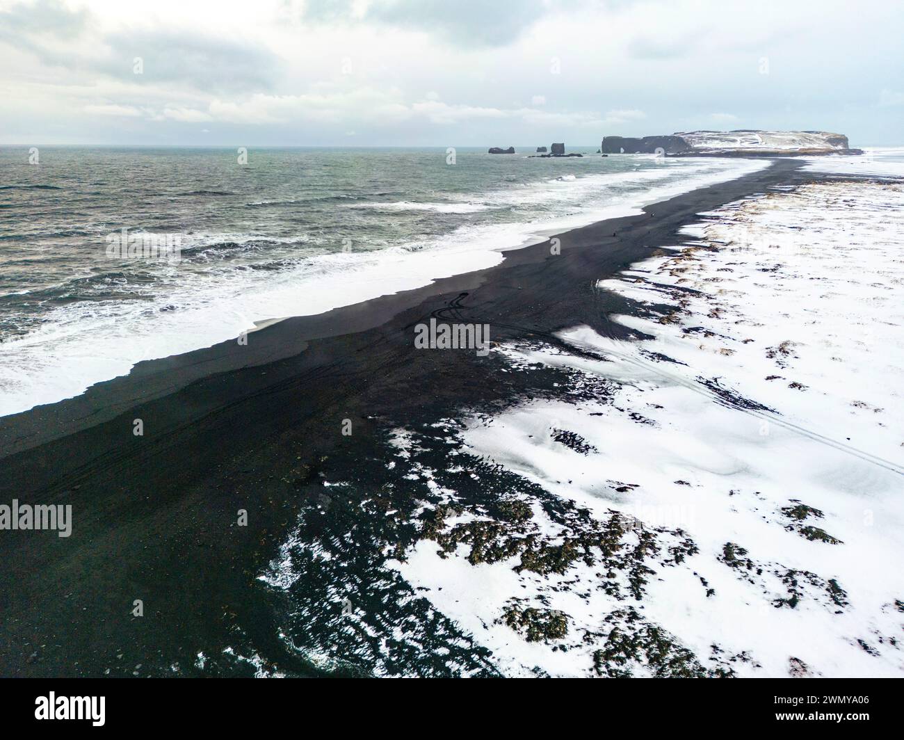 Island, Südküste, Richtung Vik, Ort von Dyrholaey, schwarzer Sandstrand von Reynisfjara (aus der Vogelperspektive) Stockfoto