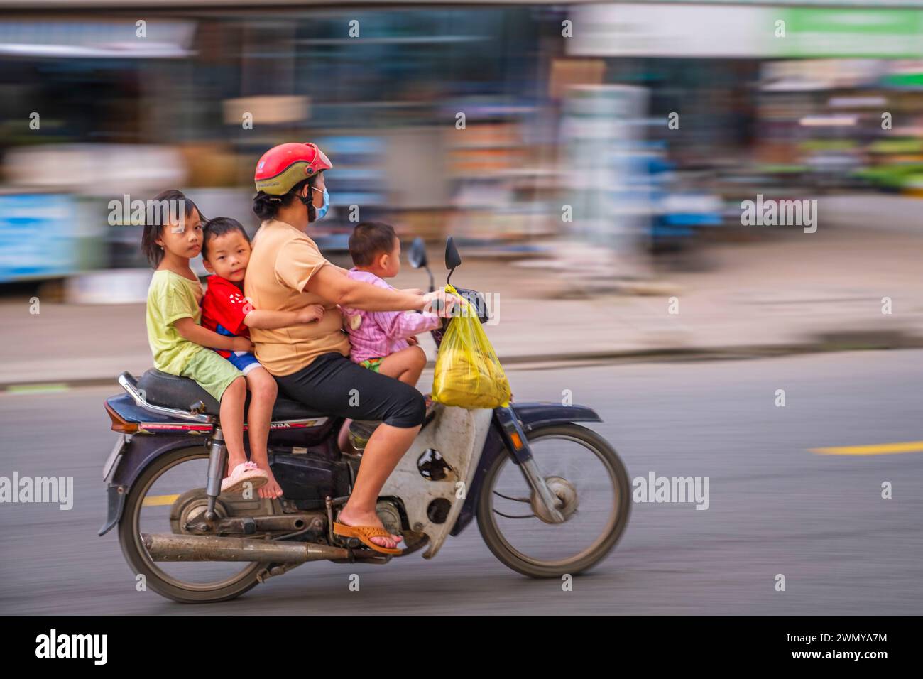 Vietnam, Mekong Delta, Phong Dien Viertel, Familientransport mit dem Roller Stockfoto