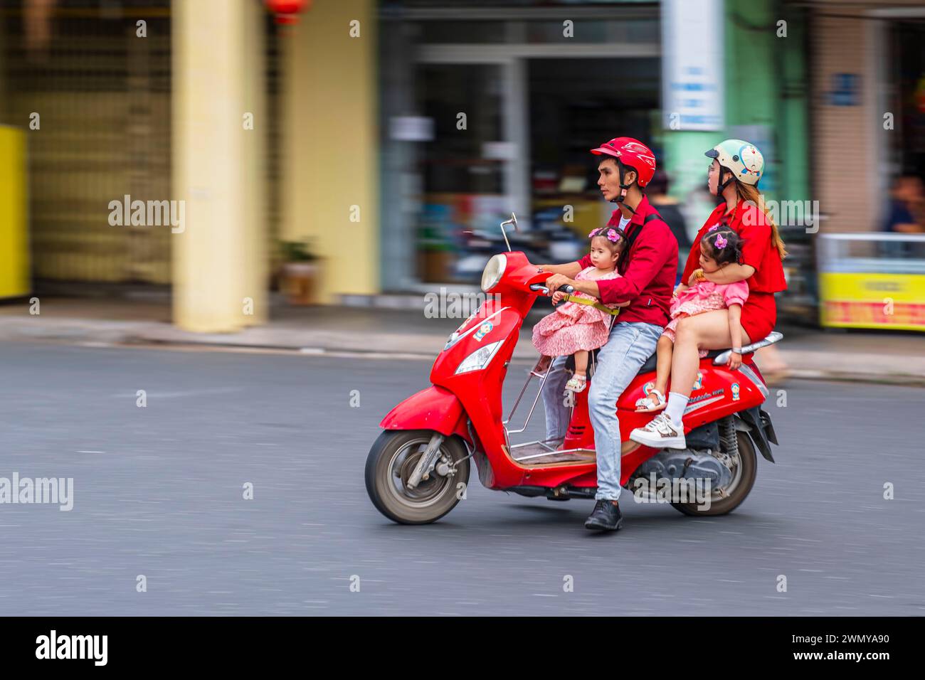 Vietnam, Mekong Delta, Kien Giang Provinz, Rach Gia, Familie auf einem Roller Stockfoto