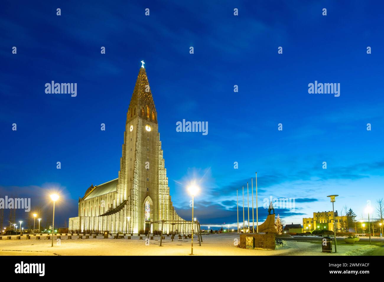 Island, Reykjavik, Hallgrimskirja Kirche des Architekten Gudjon Samuelsson auf dem Hügel Skolavorduholt Stockfoto