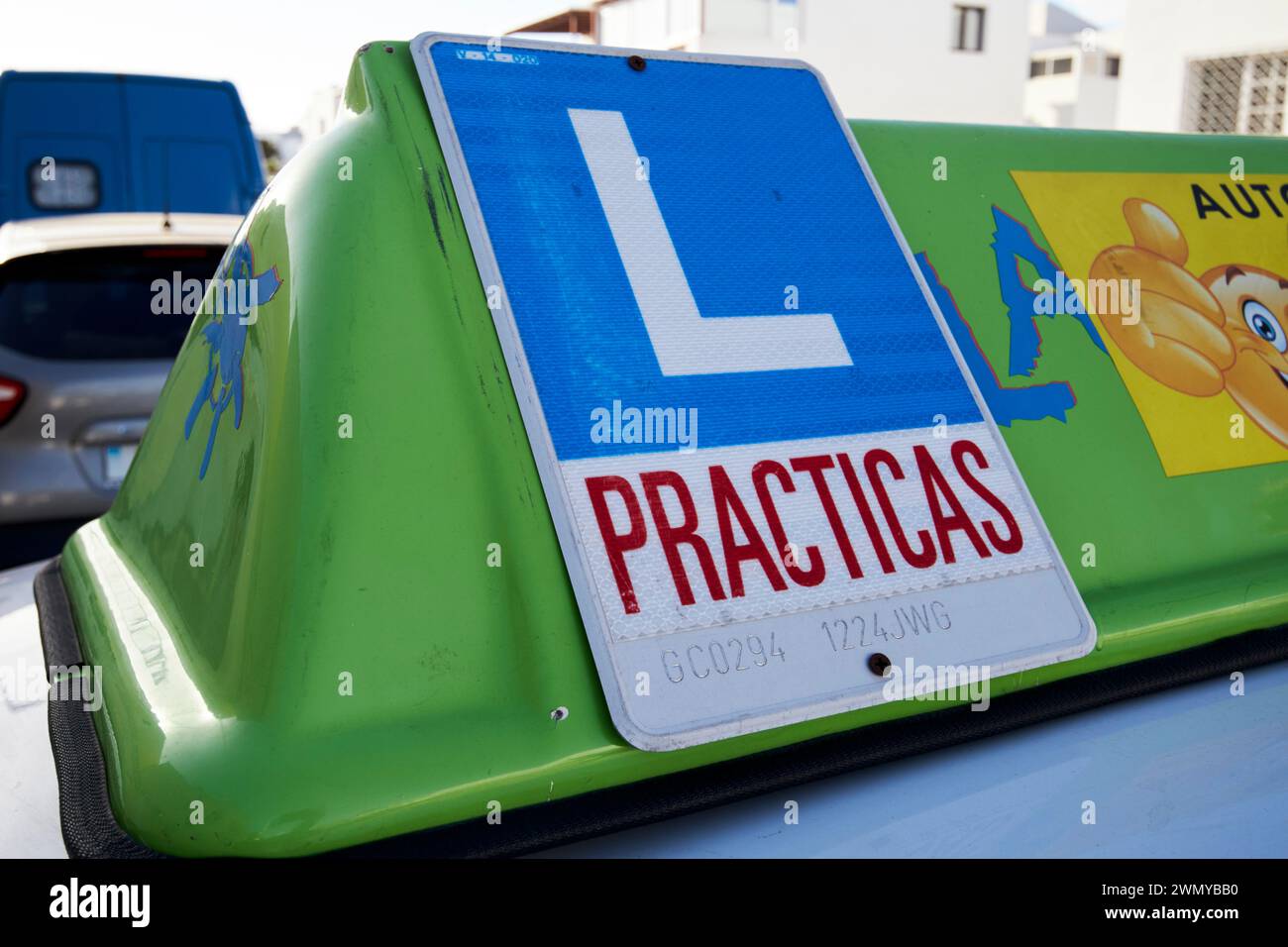Fahrerschild auf dem Dach eines Fahrschulwagens in Playa Honda, Lanzarote, Kanarische Inseln, spanien Stockfoto