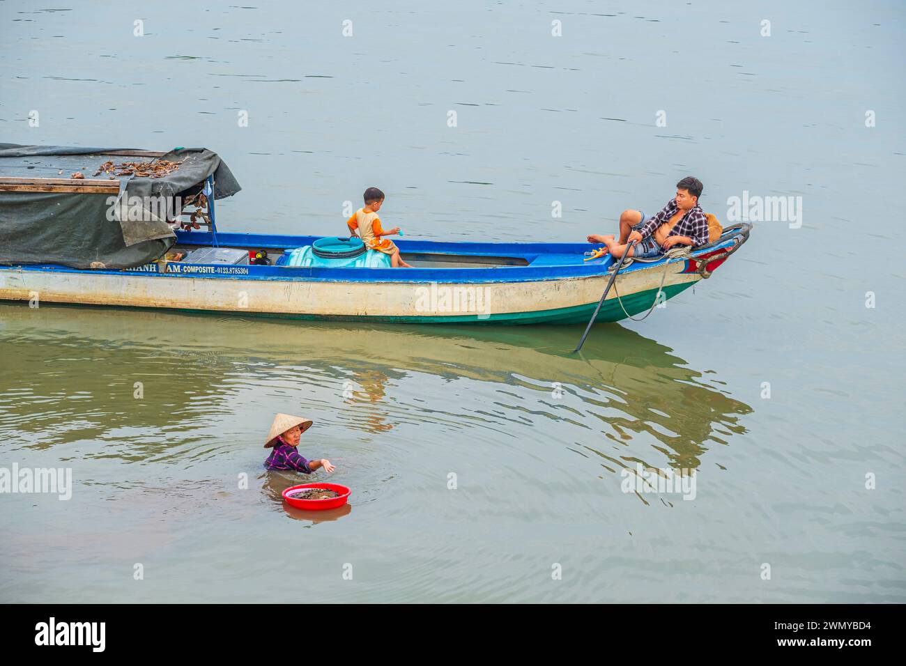 Vietnam, Mekong Delta, Can Tho, Muschelfischen im Fluss Can Tho Stockfoto
