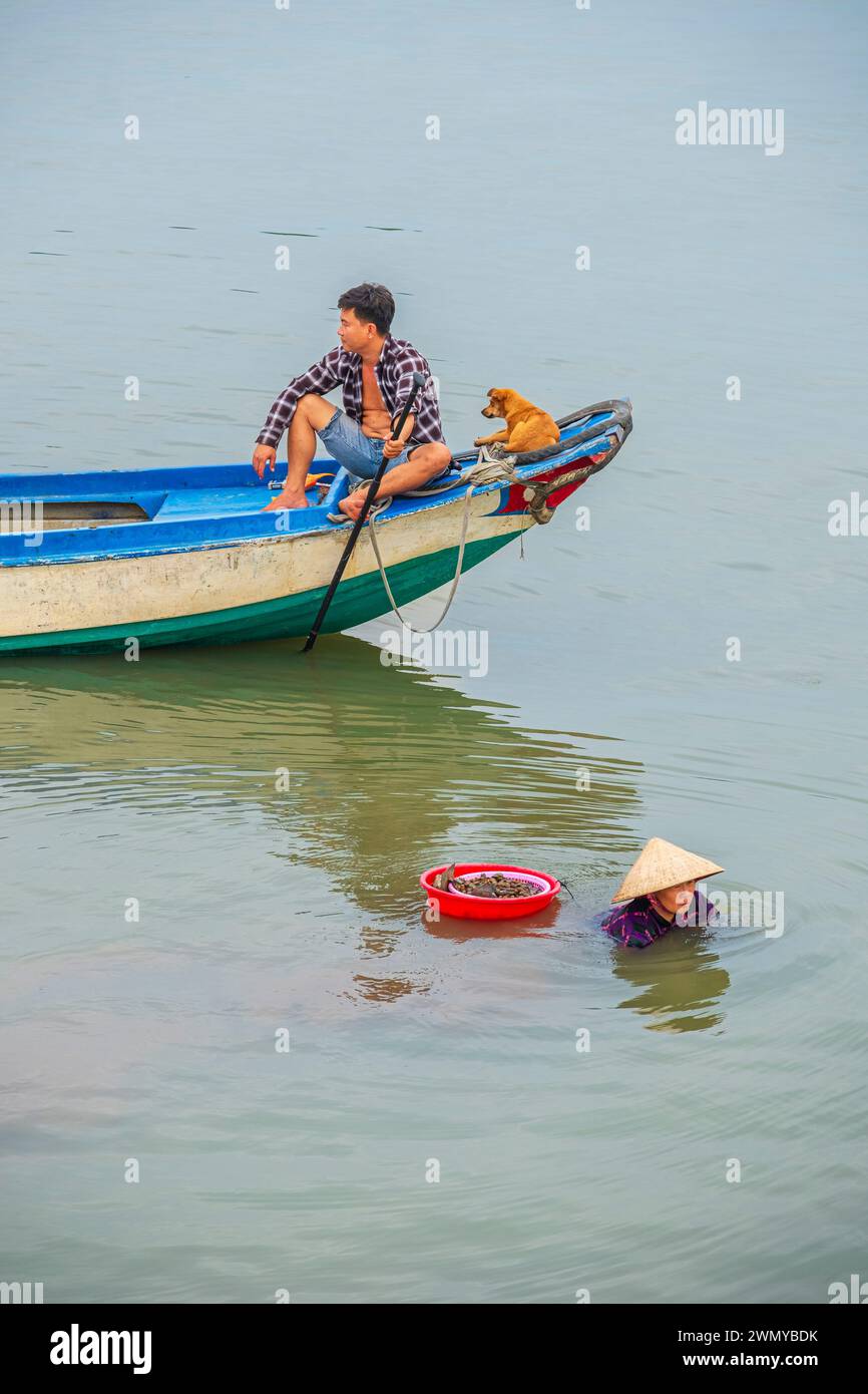 Vietnam, Mekong Delta, Can Tho, Muschelfischen im Fluss Can Tho Stockfoto