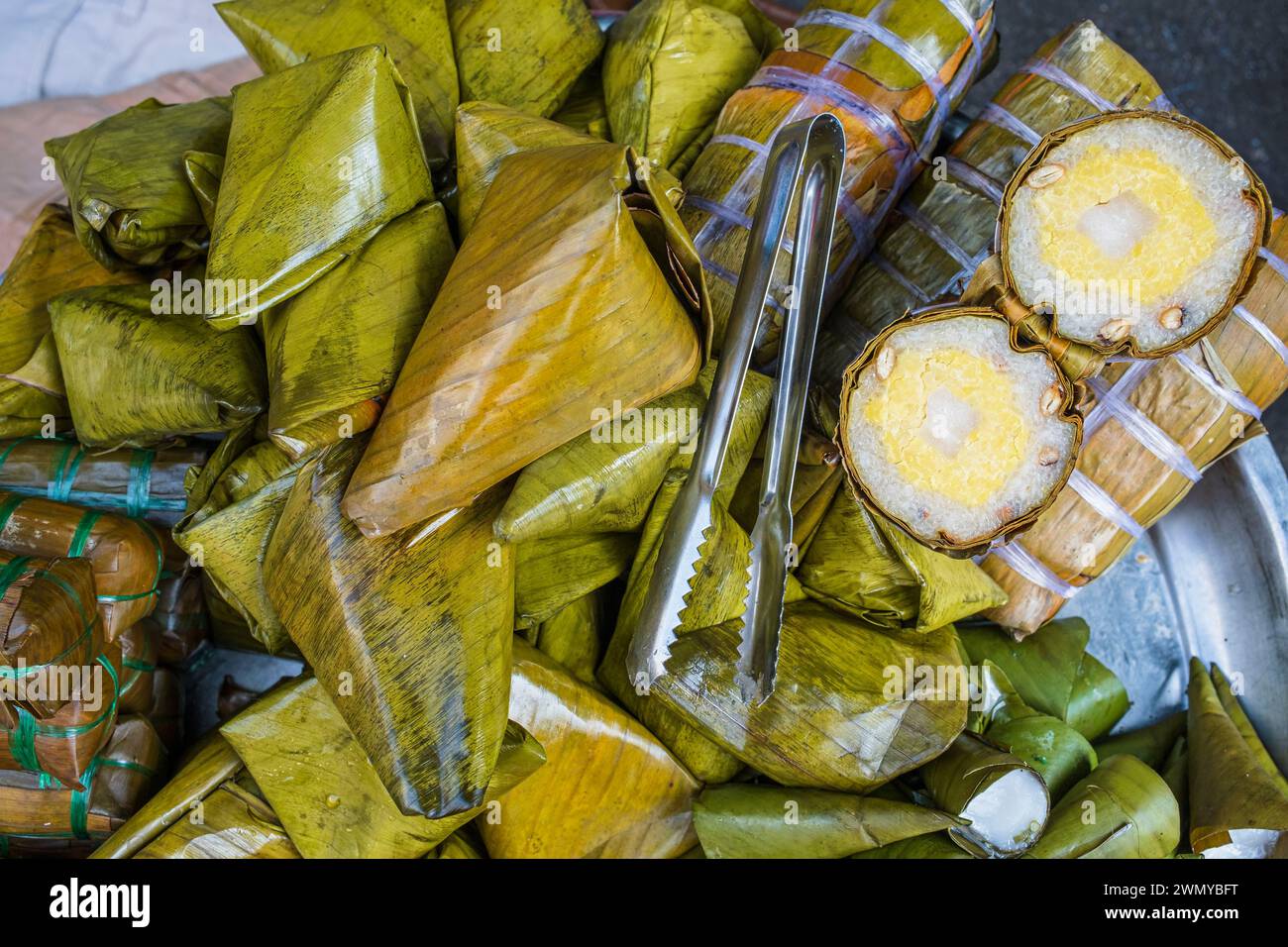 Vietnam, Mekong Delta, Cai Rang Bezirk, der Landmarkt von Cai Rang, Spezialitäten von Kleberreis und Kokosnuss, die in Bananenblättern gekocht werden Stockfoto