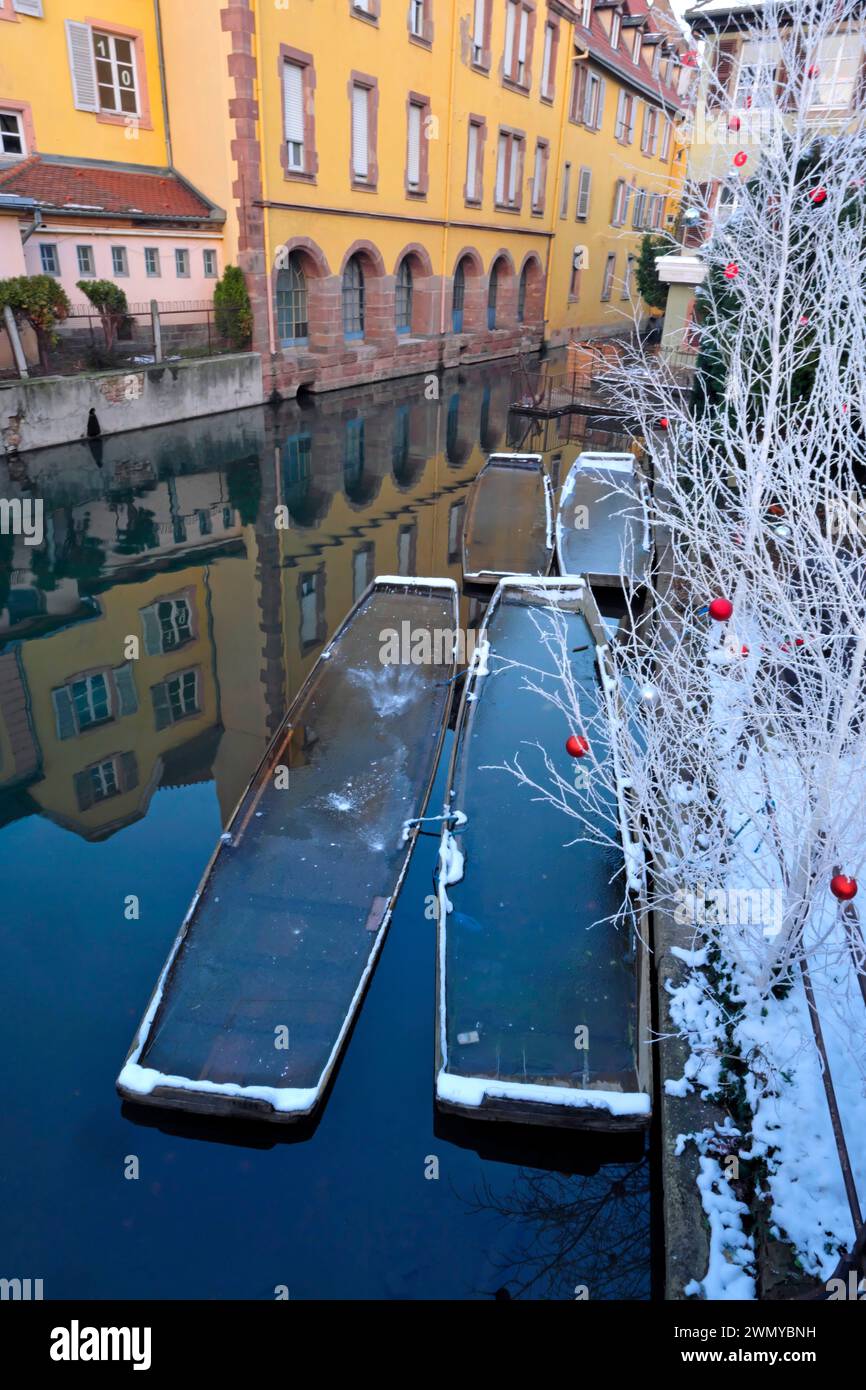 Frankreich, Haut Rhin, Colmar, Bezirk Petite Venise, Boote auf dem Fluss Lauch, Winter Stockfoto