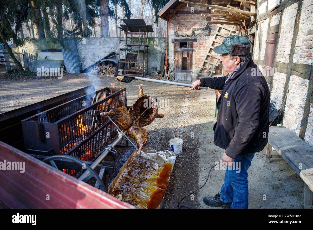 Frankreich Elsass Forêt du Rhin, Großwildjagd, Zusammenkunft von Großwildjägern, Zubereitung von Wildschweinen auf einer über einem Holzfeuer gekochten Spieße für das Nachjagdgericht Stockfoto