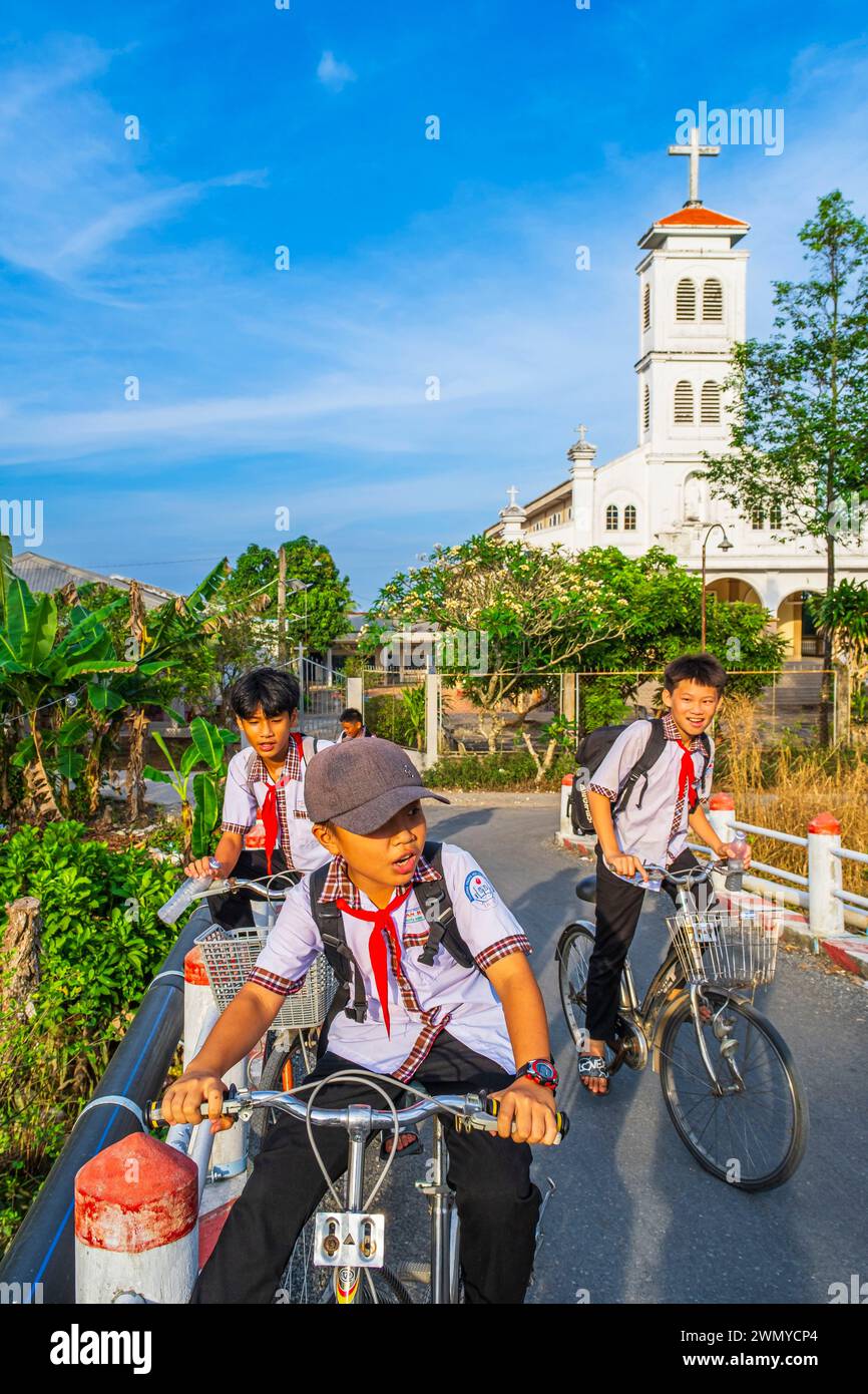 Vietnam, Mekong Delta, Provinz Vinh Long, Binh Island, Schulkinder zurück von der Schule Stockfoto