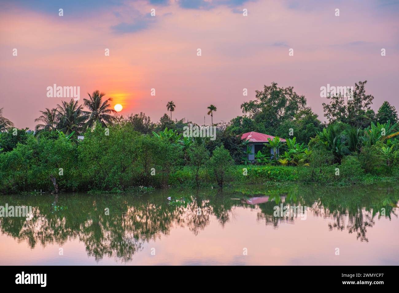 Vietnam, Mekong Delta, Vinh Long Provinz, eine Binh Insel, Sonnenuntergang auf einem der vielen Kanäle oder Arroyos auf der Insel Stockfoto