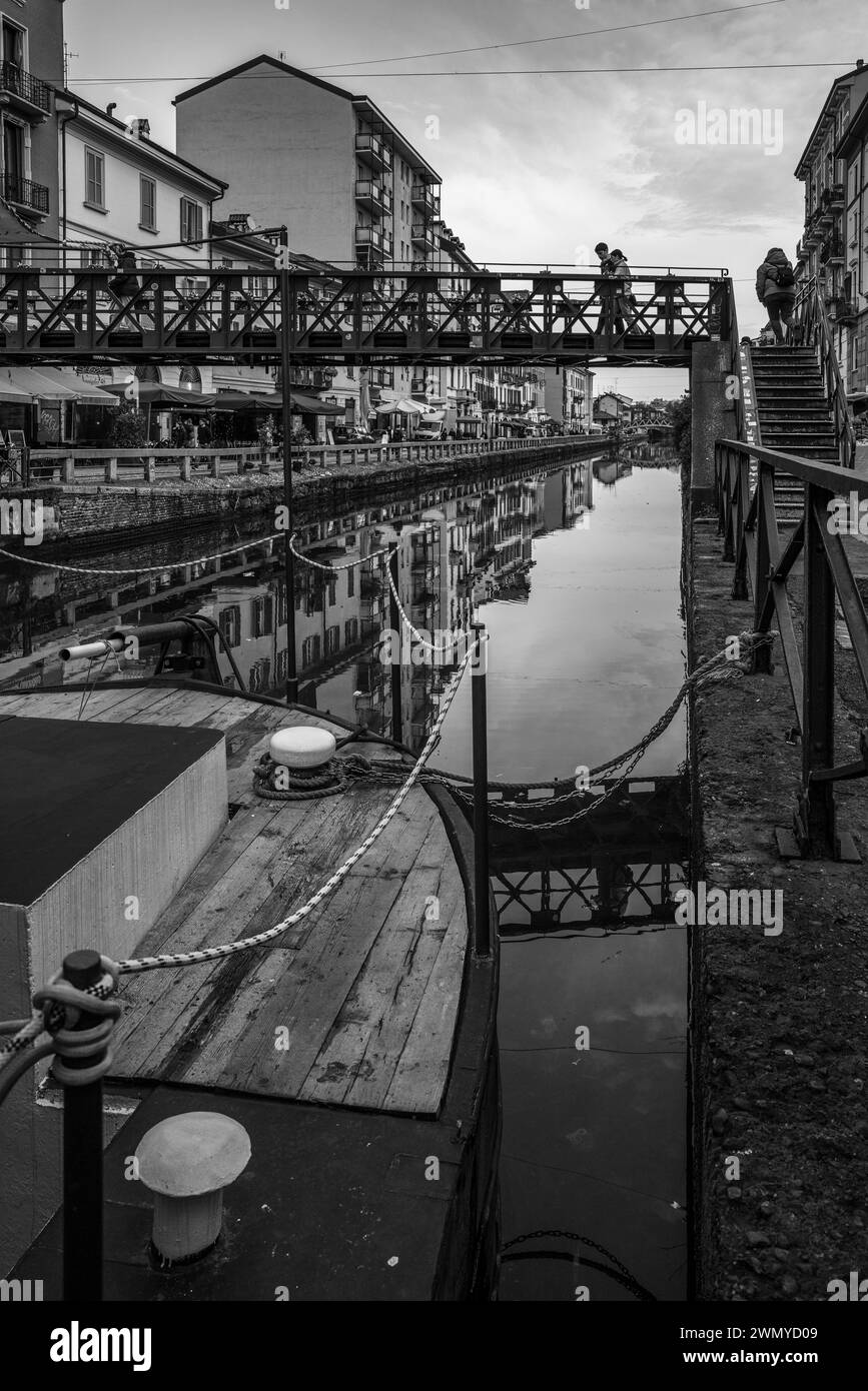 Straßenfotografie in Schwarz-weiß ist eine zeitlose Kunstform, die das Wesen des urbanen Lebens mit einem Gefühl von Nostalgie und Authentizität einfängt. Stockfoto