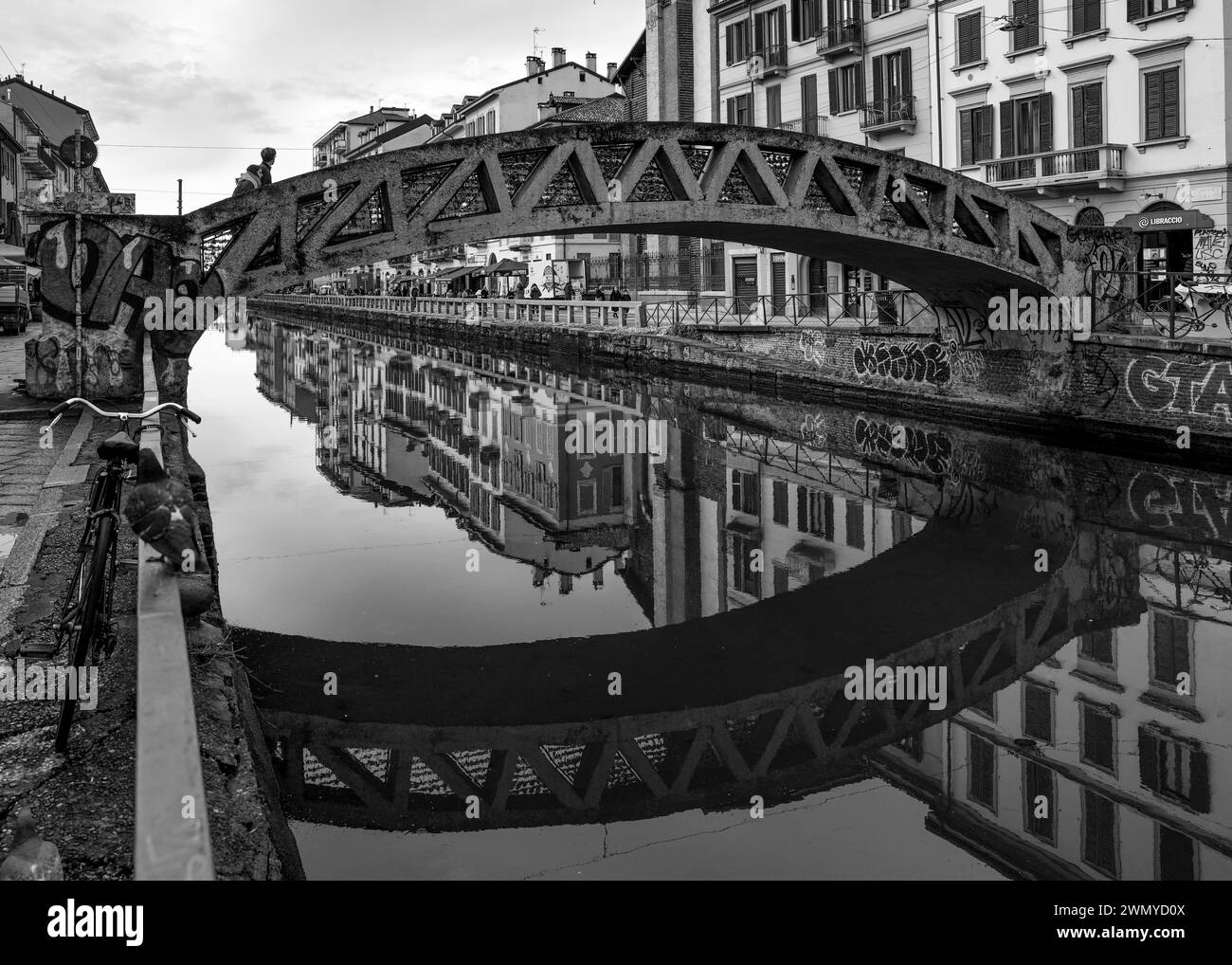 Straßenfotografie in Schwarz-weiß ist eine zeitlose Kunstform, die das Wesen des urbanen Lebens mit einem Gefühl von Nostalgie und Authentizität einfängt. Stockfoto