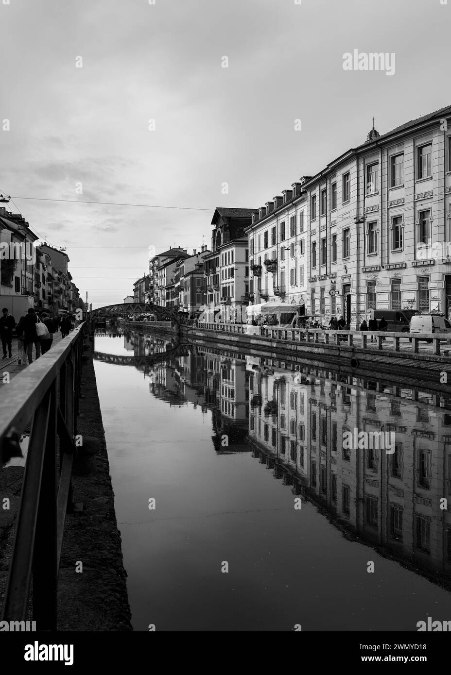 Straßenfotografie in Schwarz-weiß ist eine zeitlose Kunstform, die das Wesen des urbanen Lebens mit einem Gefühl von Nostalgie und Authentizität einfängt. Stockfoto