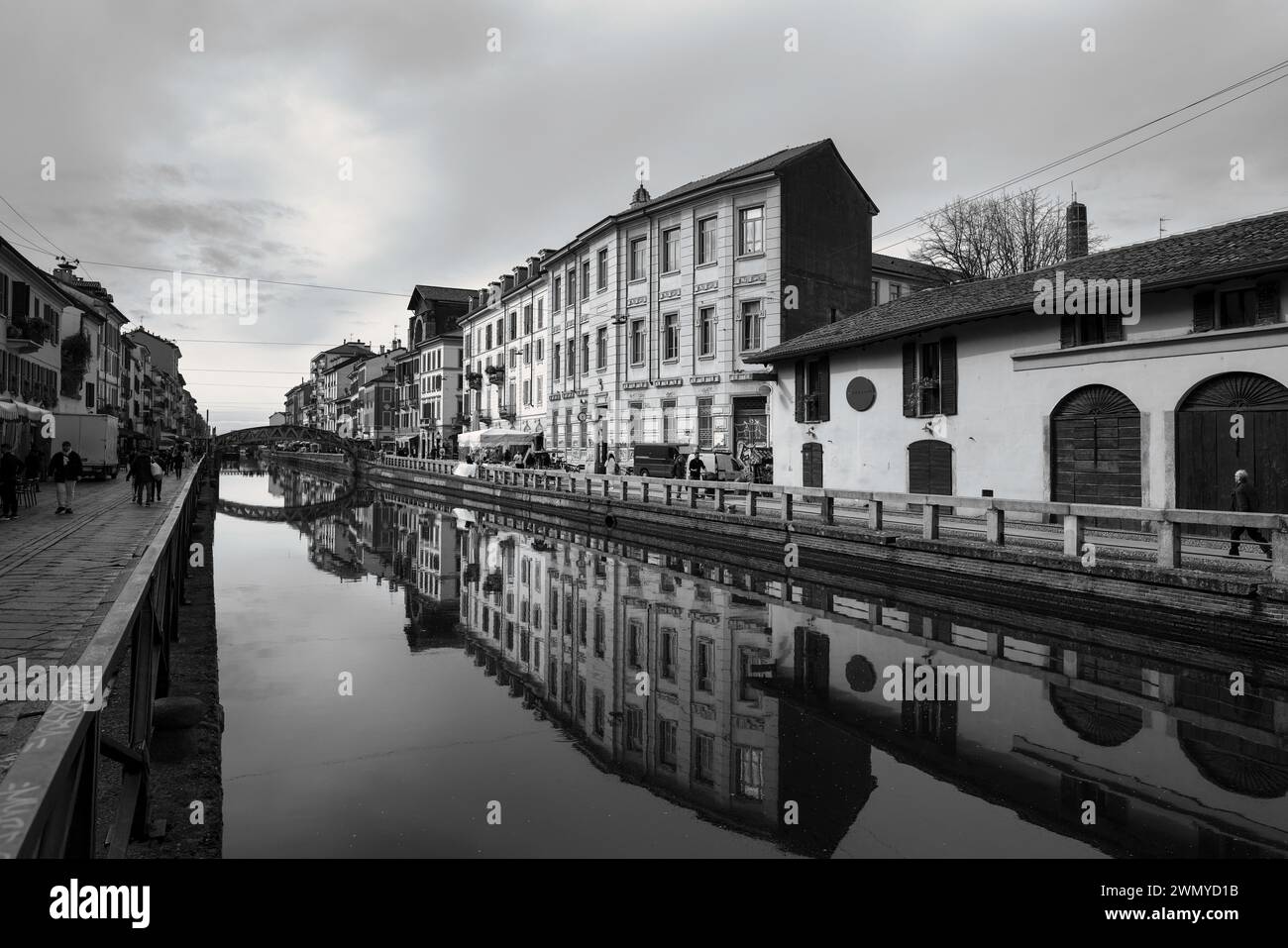 Straßenfotografie in Schwarz-weiß ist eine zeitlose Kunstform, die das Wesen des urbanen Lebens mit einem Gefühl von Nostalgie und Authentizität einfängt. Stockfoto