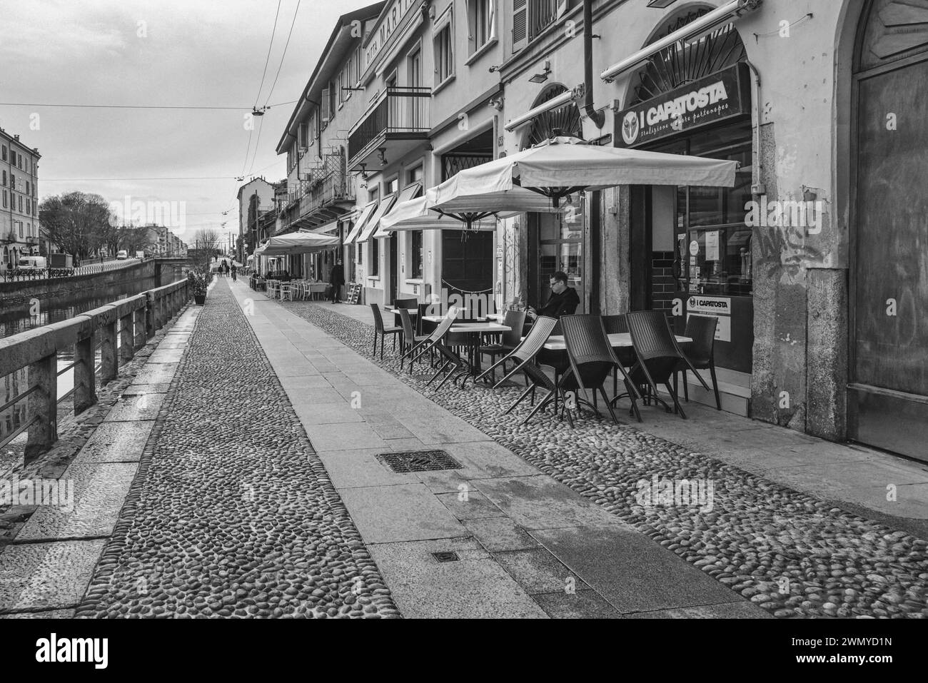 Straßenfotografie in Schwarz-weiß ist eine zeitlose Kunstform, die das Wesen des urbanen Lebens mit einem Gefühl von Nostalgie und Authentizität einfängt. Stockfoto