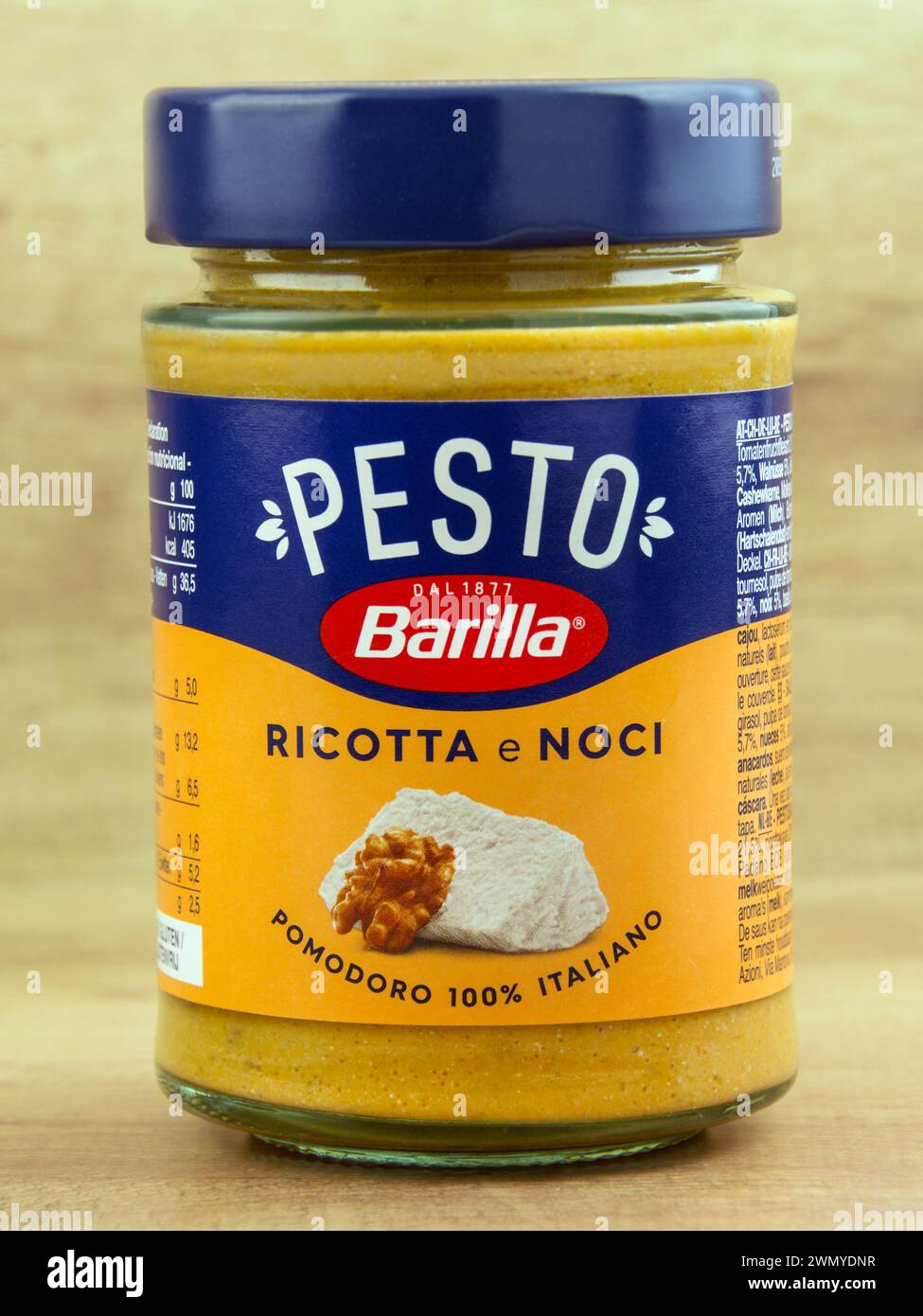 Pesto im Glas von Barilla Ricotta e Noci Stockfoto